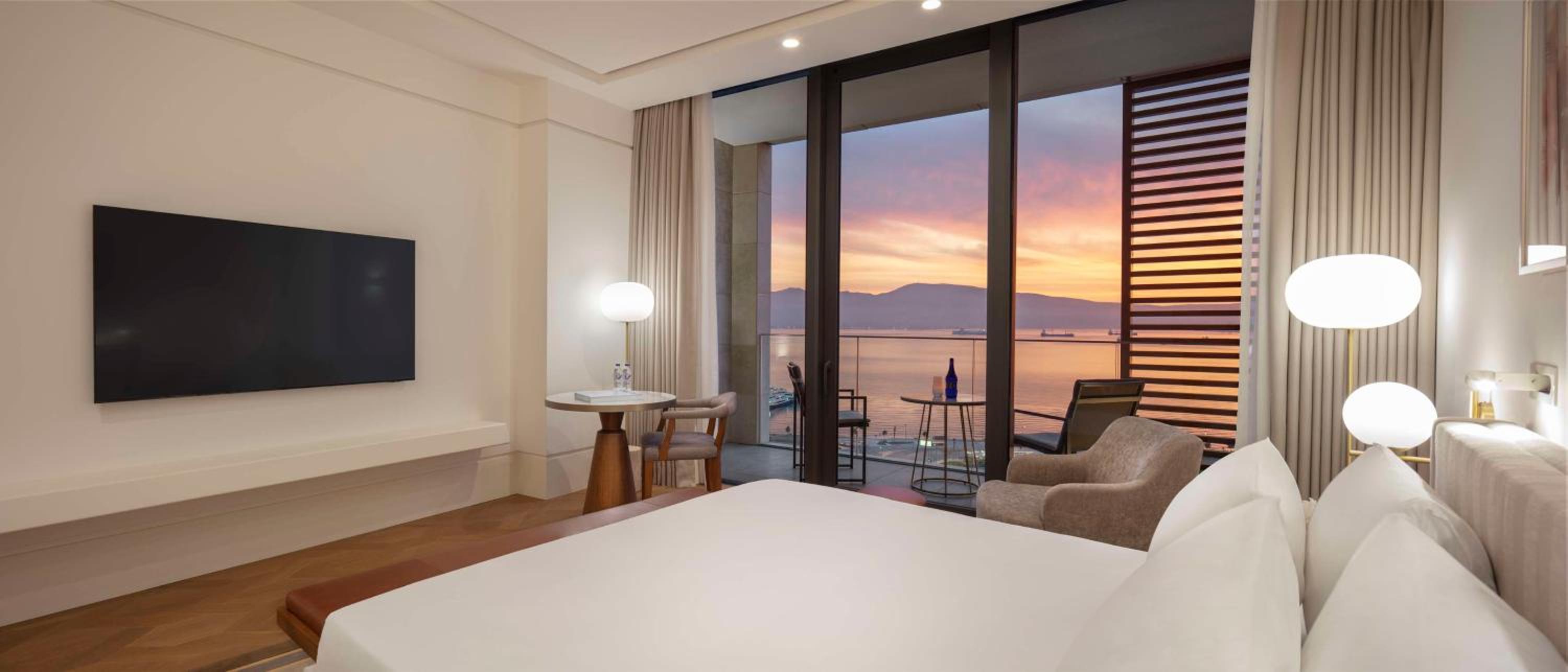 Deluxe King Room with Balcony - Photo 9