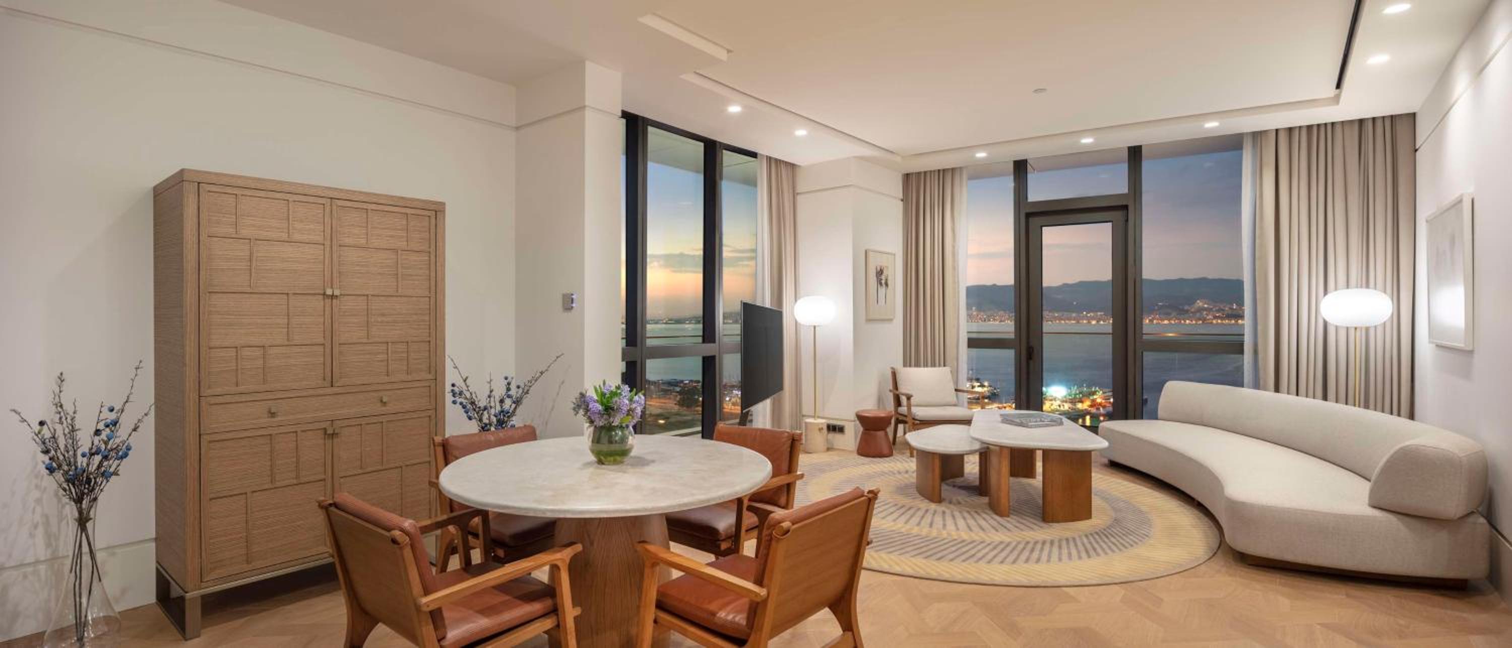 Grand Suite with Balcony - Photo 5