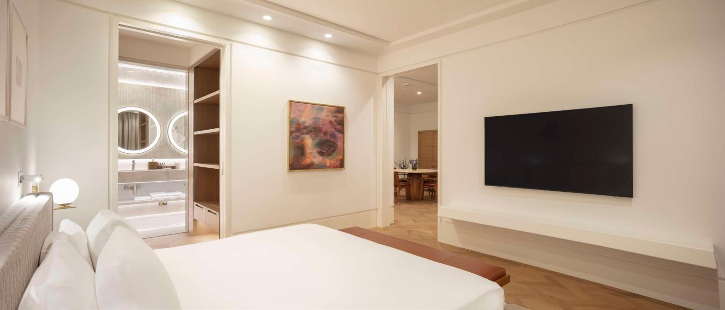 Grand Suite with Balcony - Photo 7