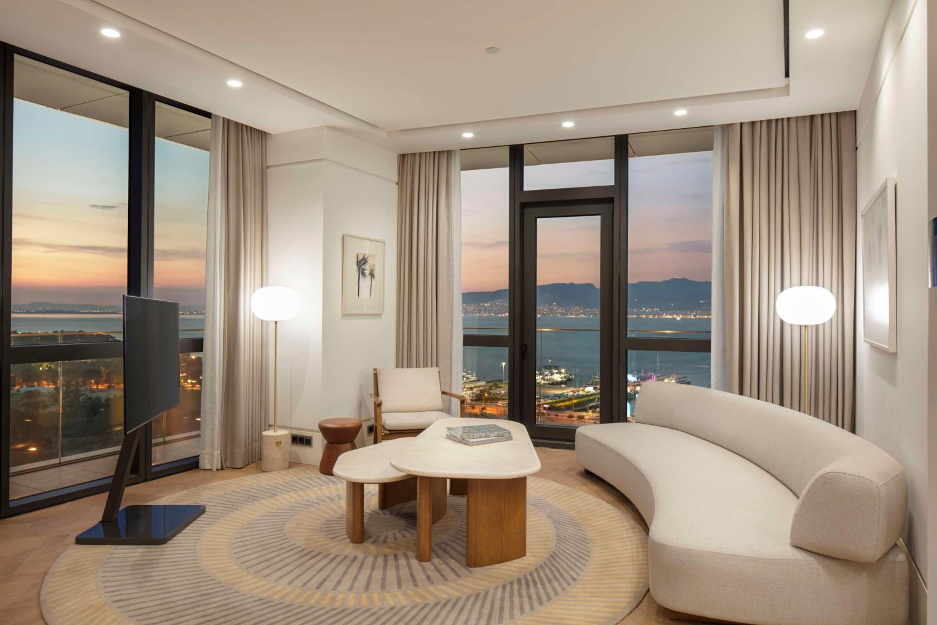 Grand Suite with Balcony - Photo 6