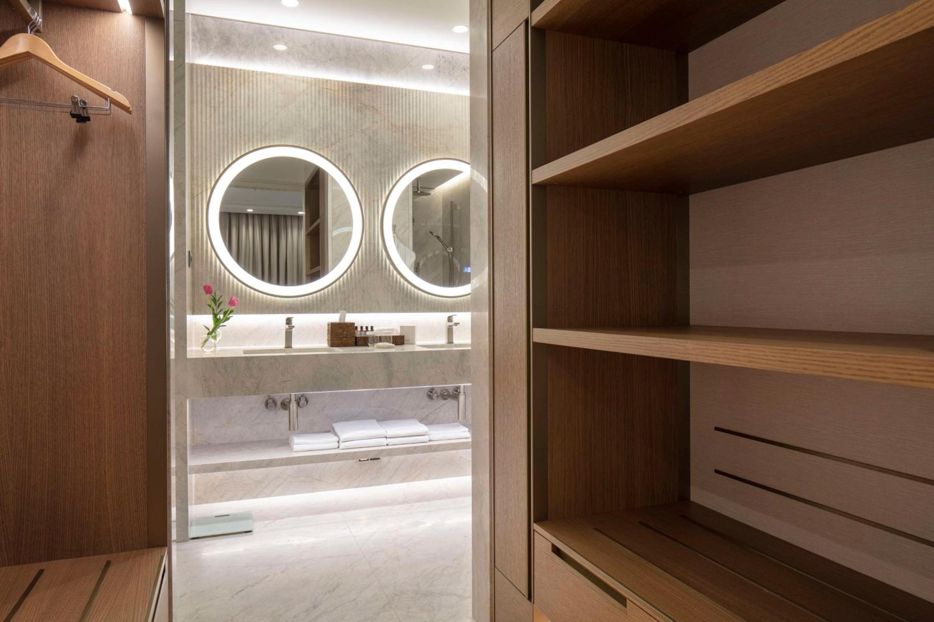 Grand Suite with Balcony - Photo 8