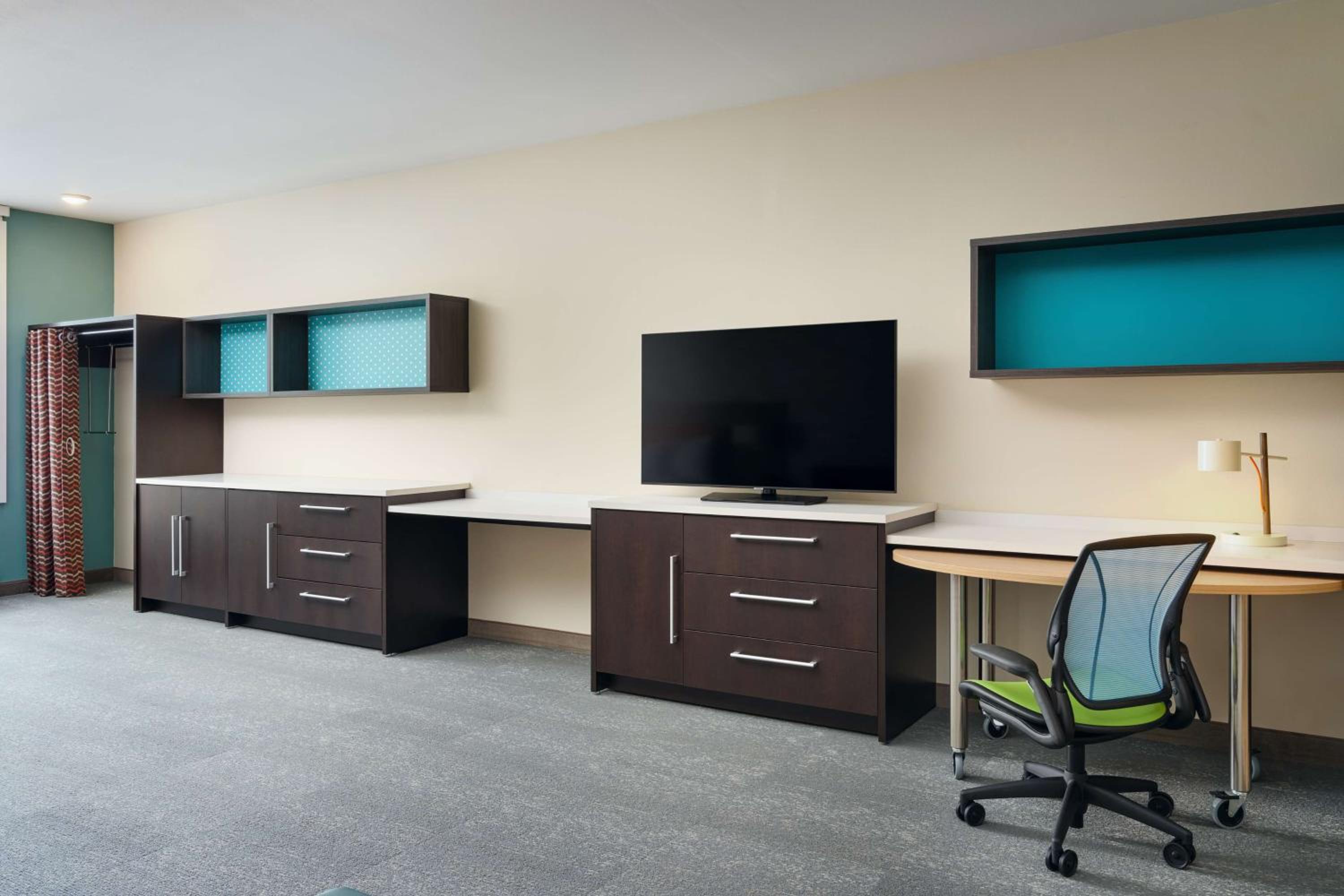 King Studio Suite with Accessible Tub - Mobility Access - Photo 1