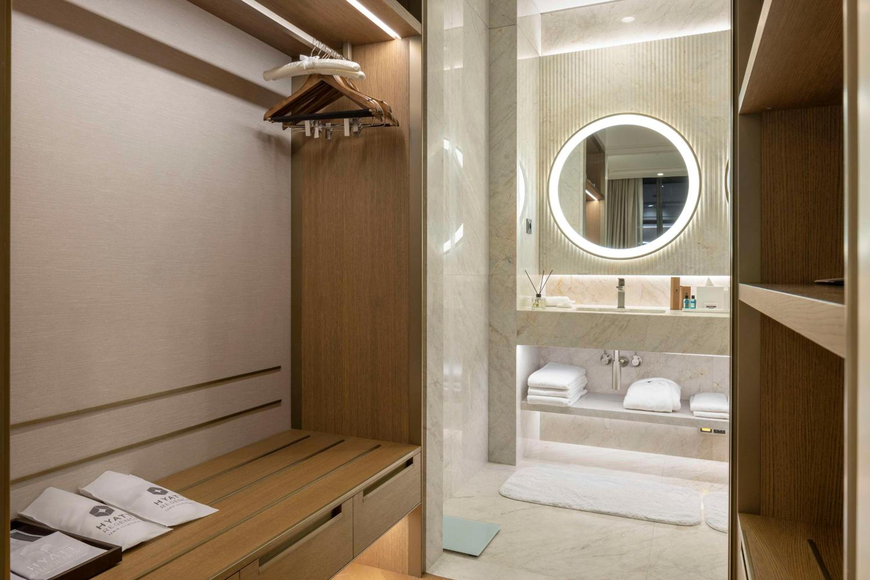 Grand Suite with Balcony - Photo 9