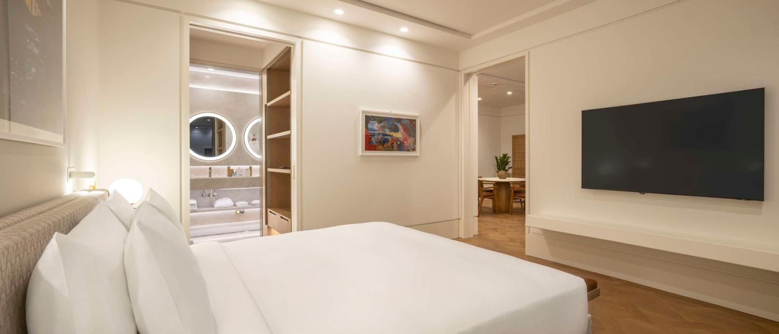 Grand Suite with Balcony - Photo 28