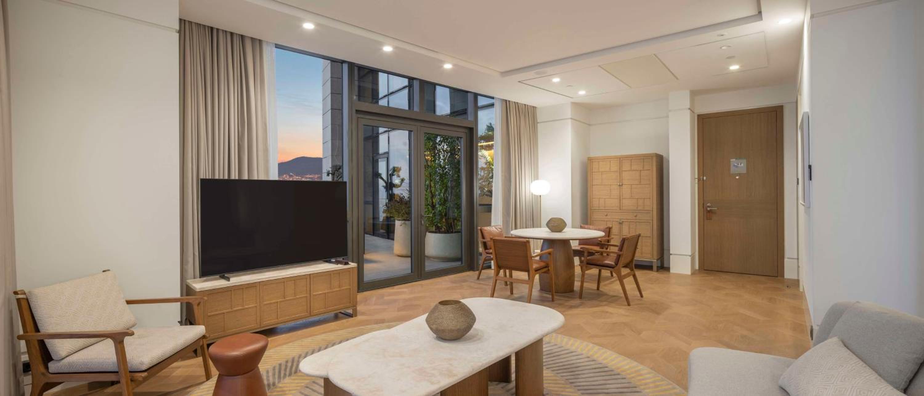 Grand Suite with Balcony - Photo 26