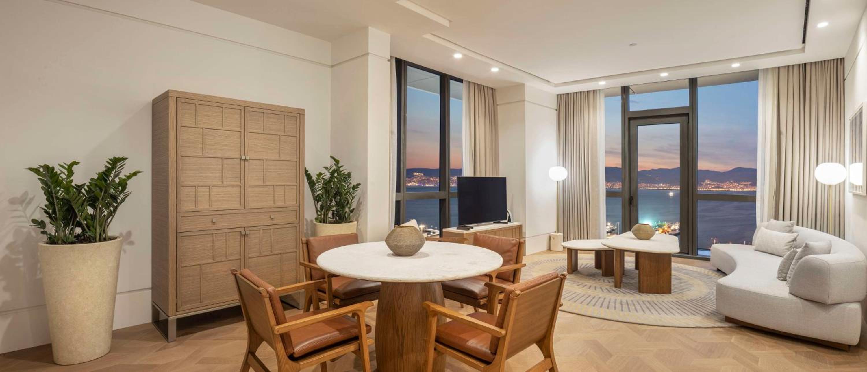 Grand Suite with Balcony - Photo 24