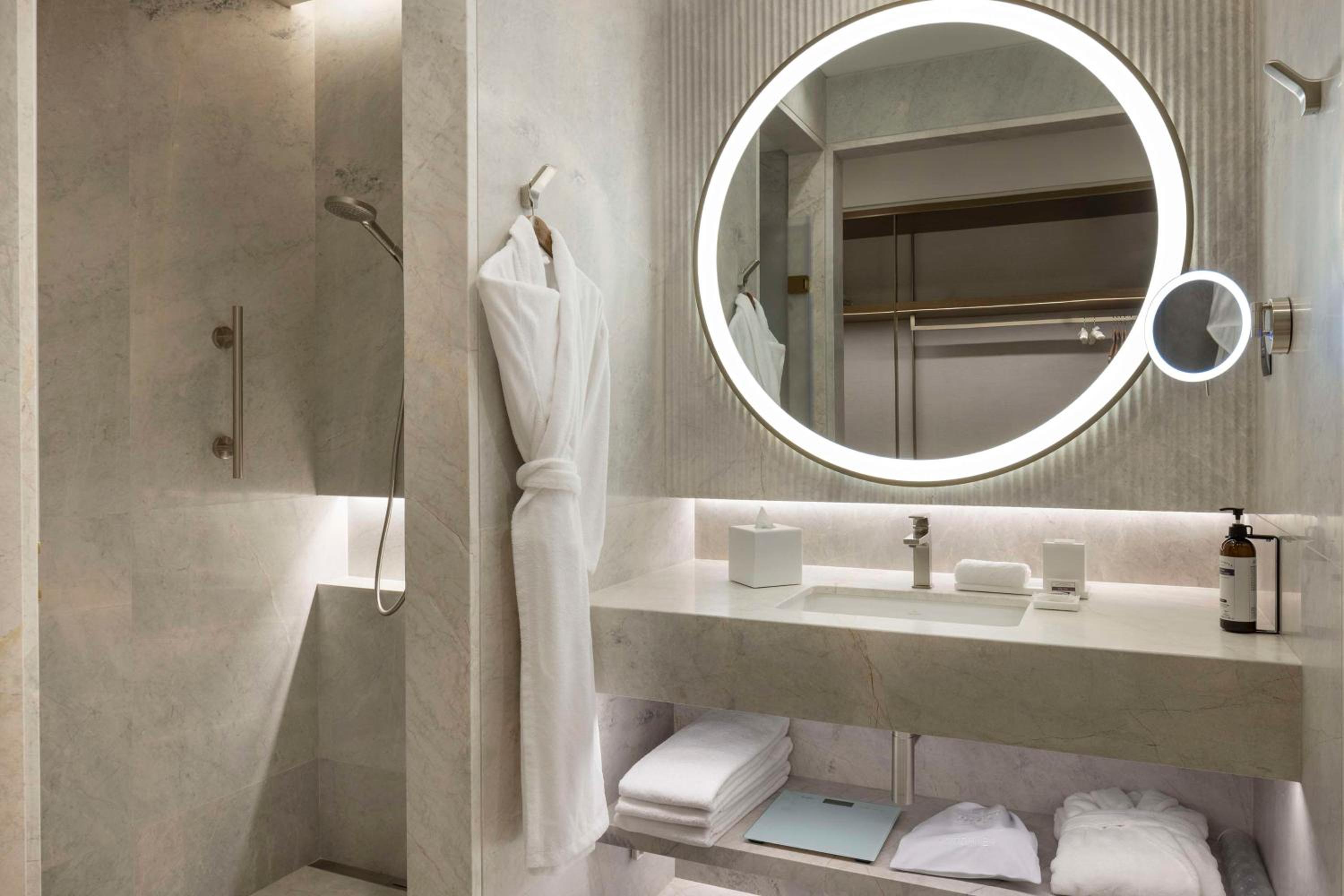 Deluxe King Room with Balcony - Photo 7