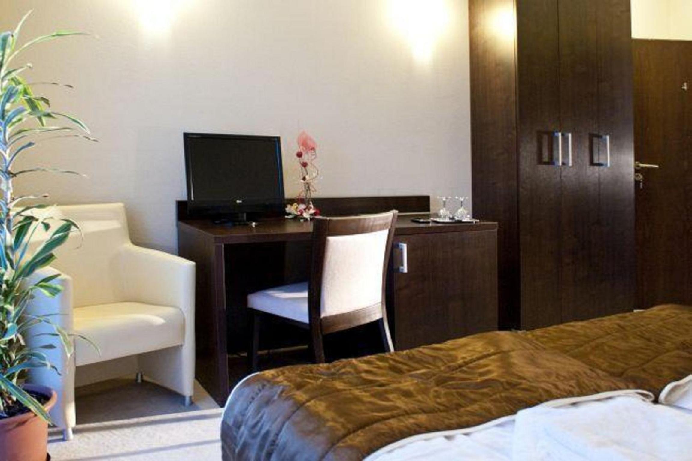 Standard Double or Twin Room - Photo 2