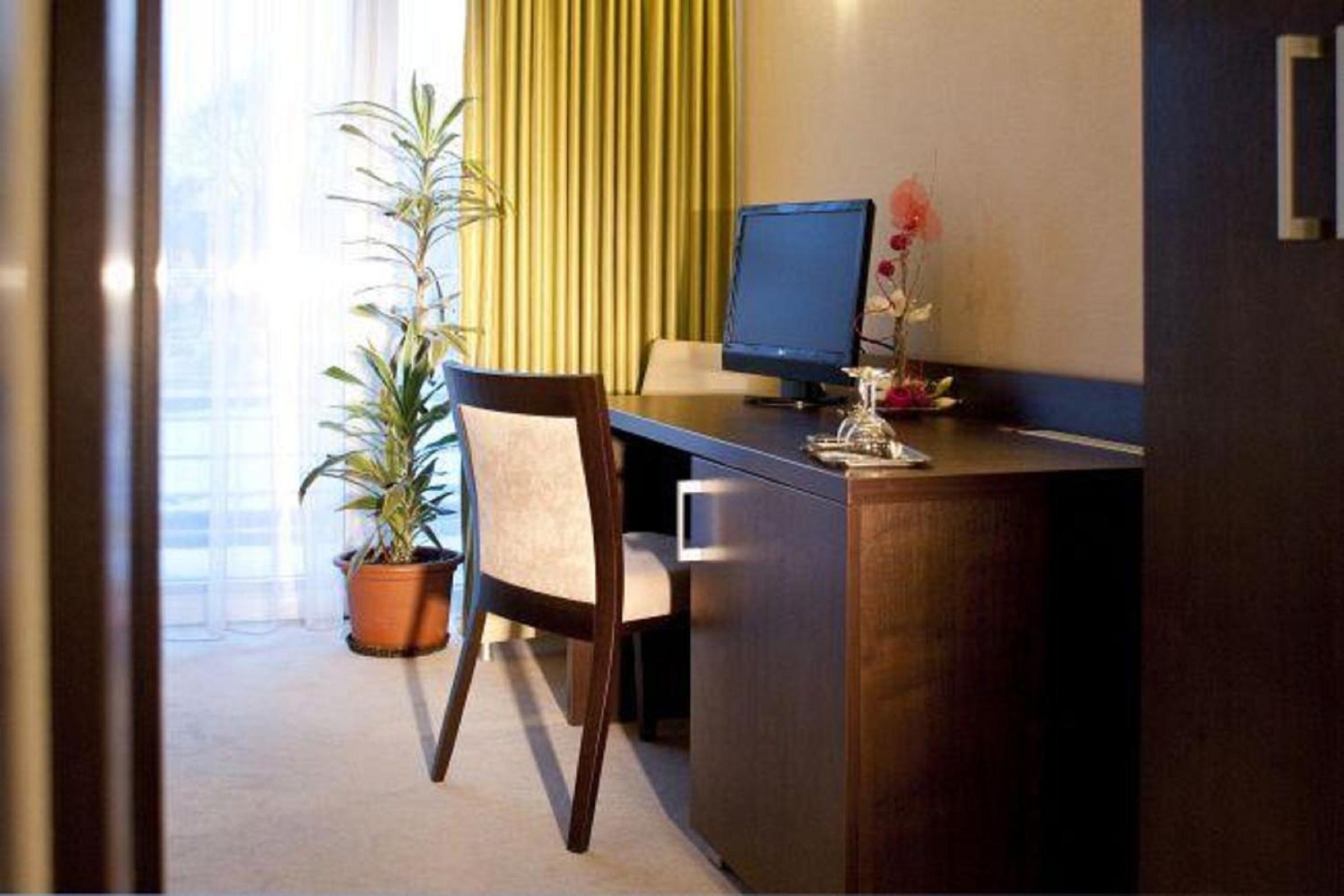 Standard Double or Twin Room - Photo 3