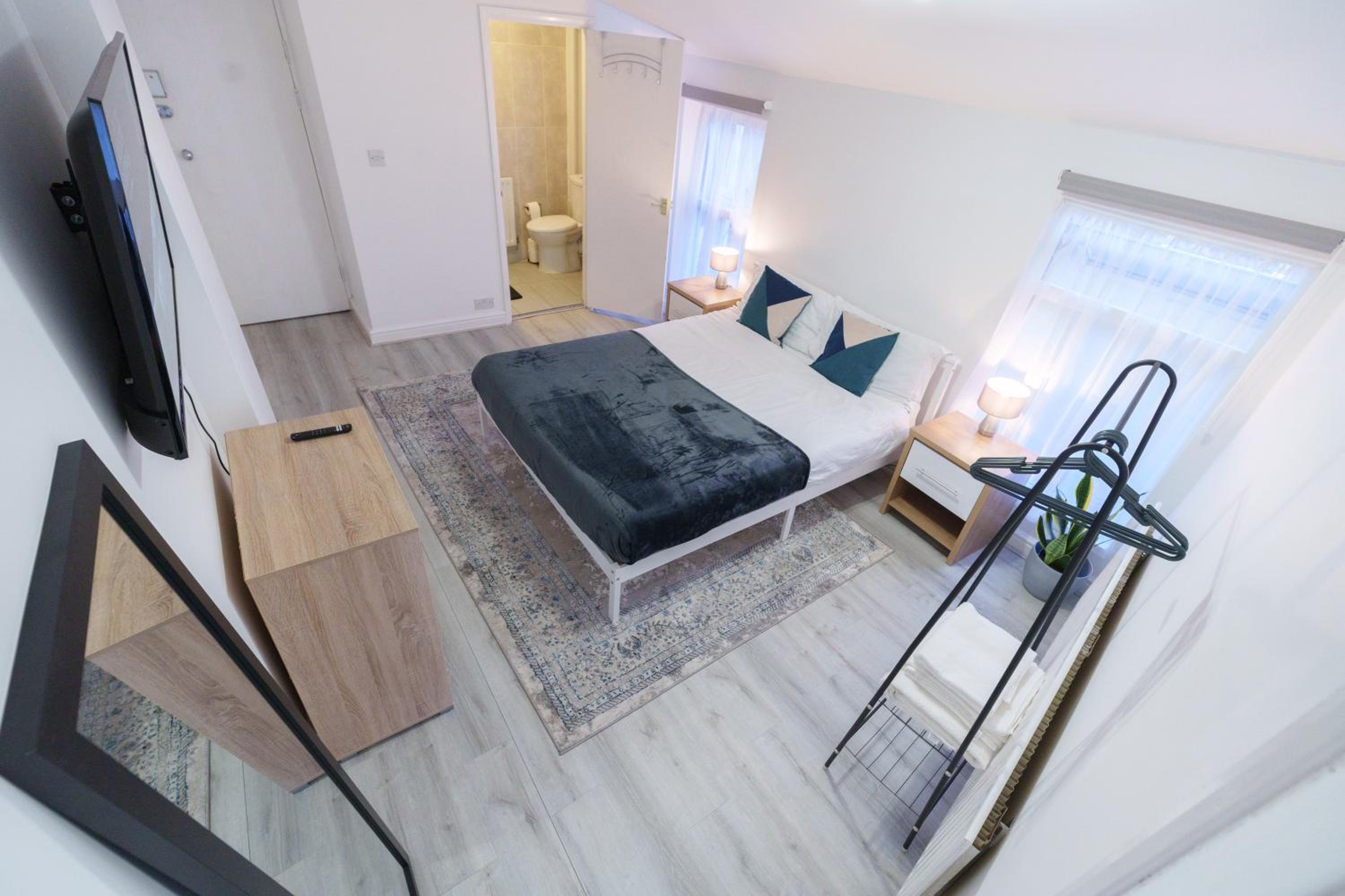 One-Bedroom Apartment photo 1