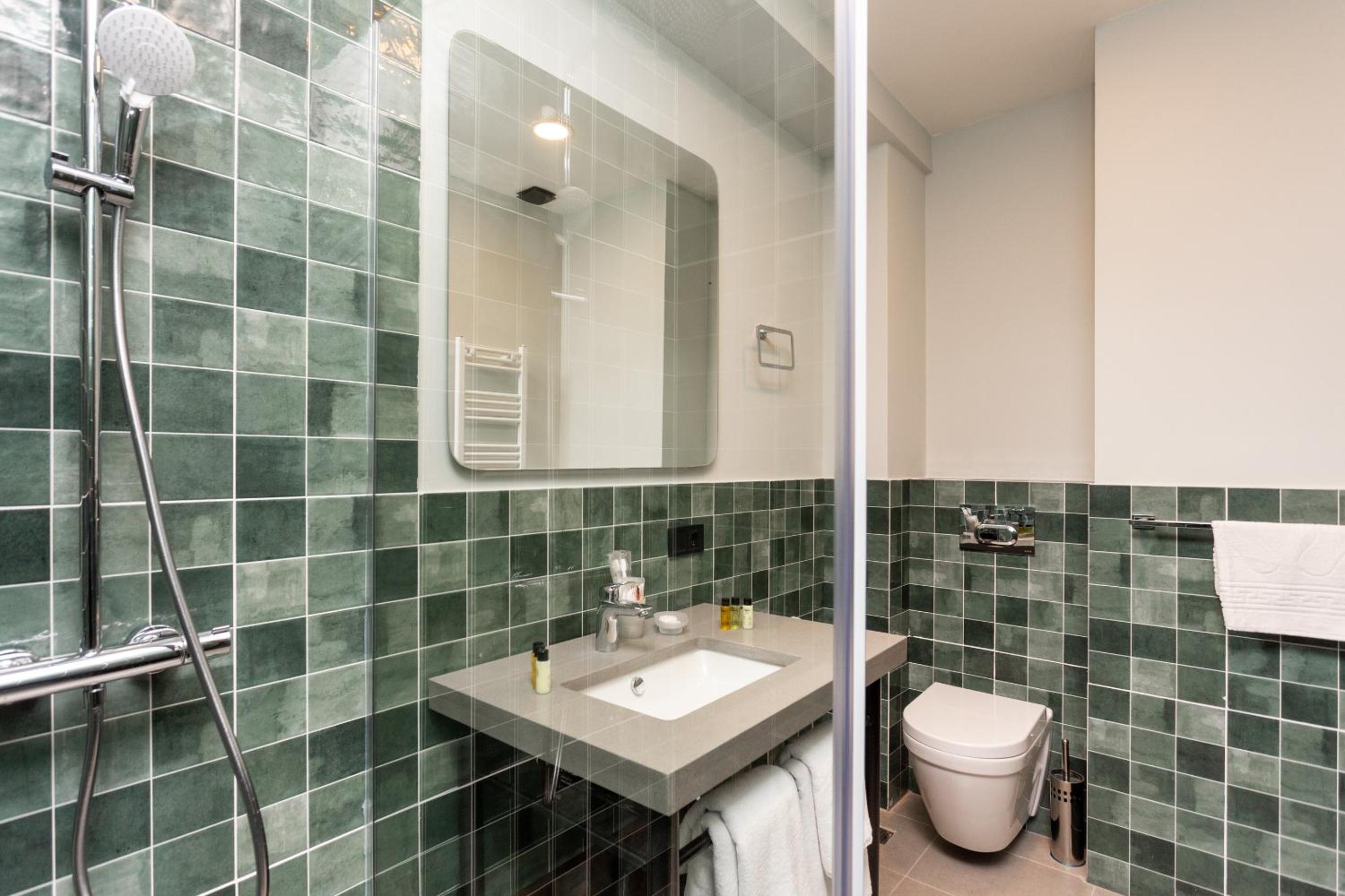 Double Room with Balcony - Photo 4