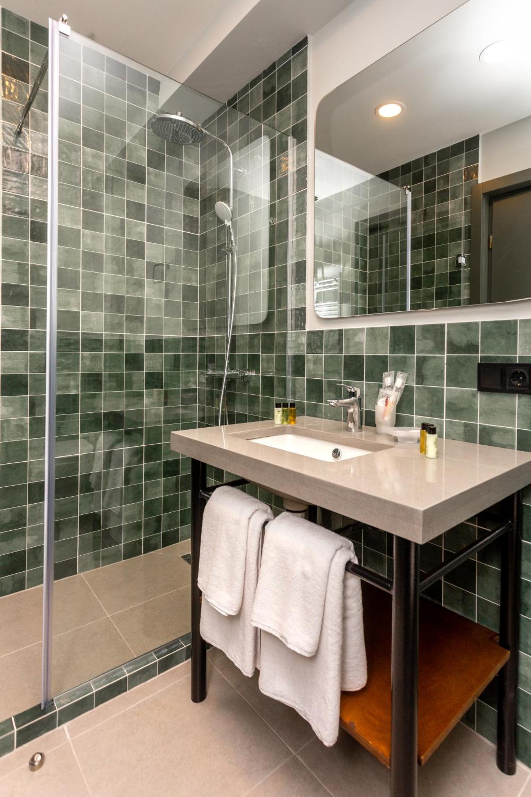 Double Room with Balcony - Photo 5