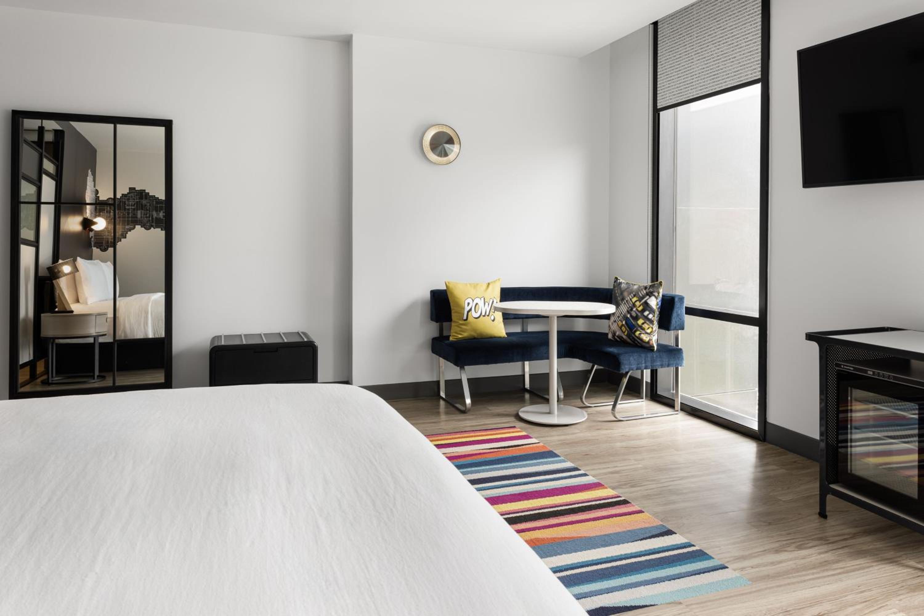 King Room with City View - Photo 3