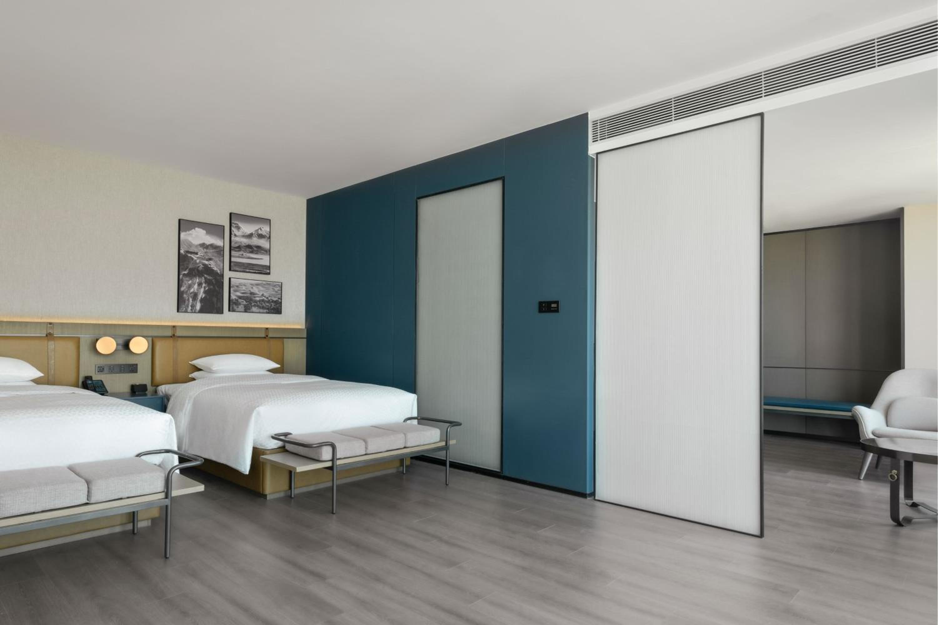 Studio with Two Double Beds and City View photo 3