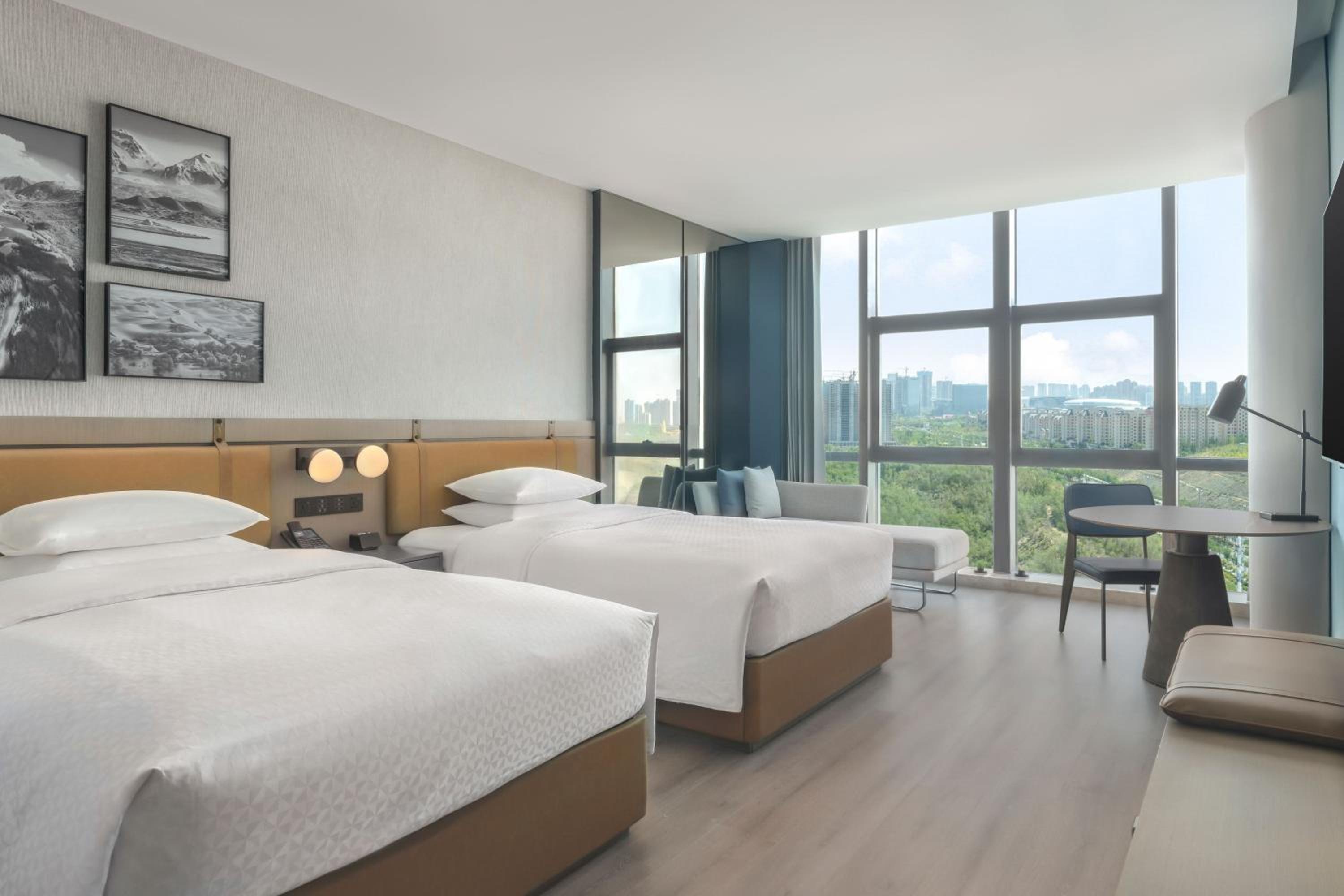 Deluxe Double Room with Two Double Beds and City View - High Floor