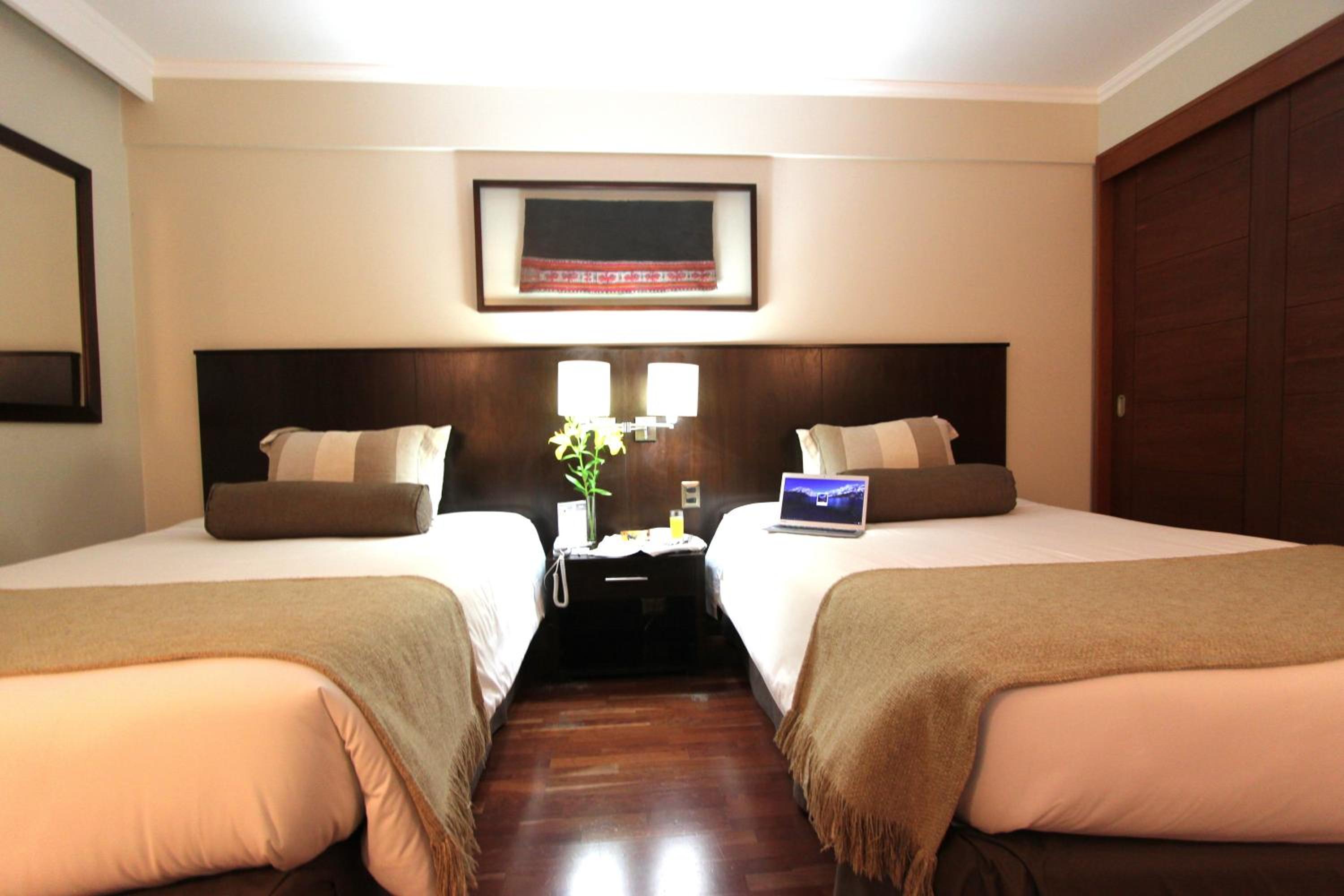 Twin Room with Two Queen Beds photo 1
