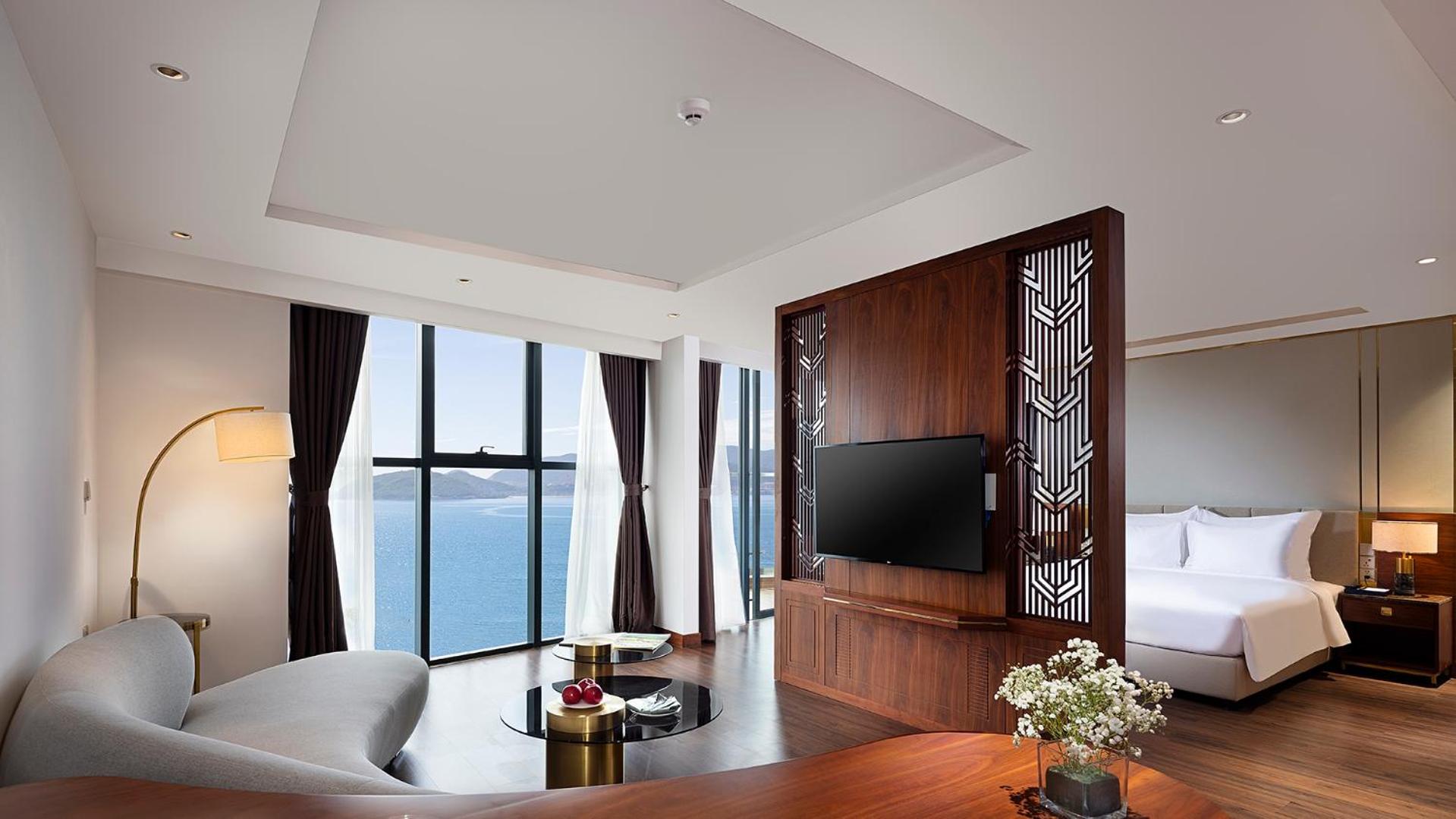 Executive Suite - Photo 2