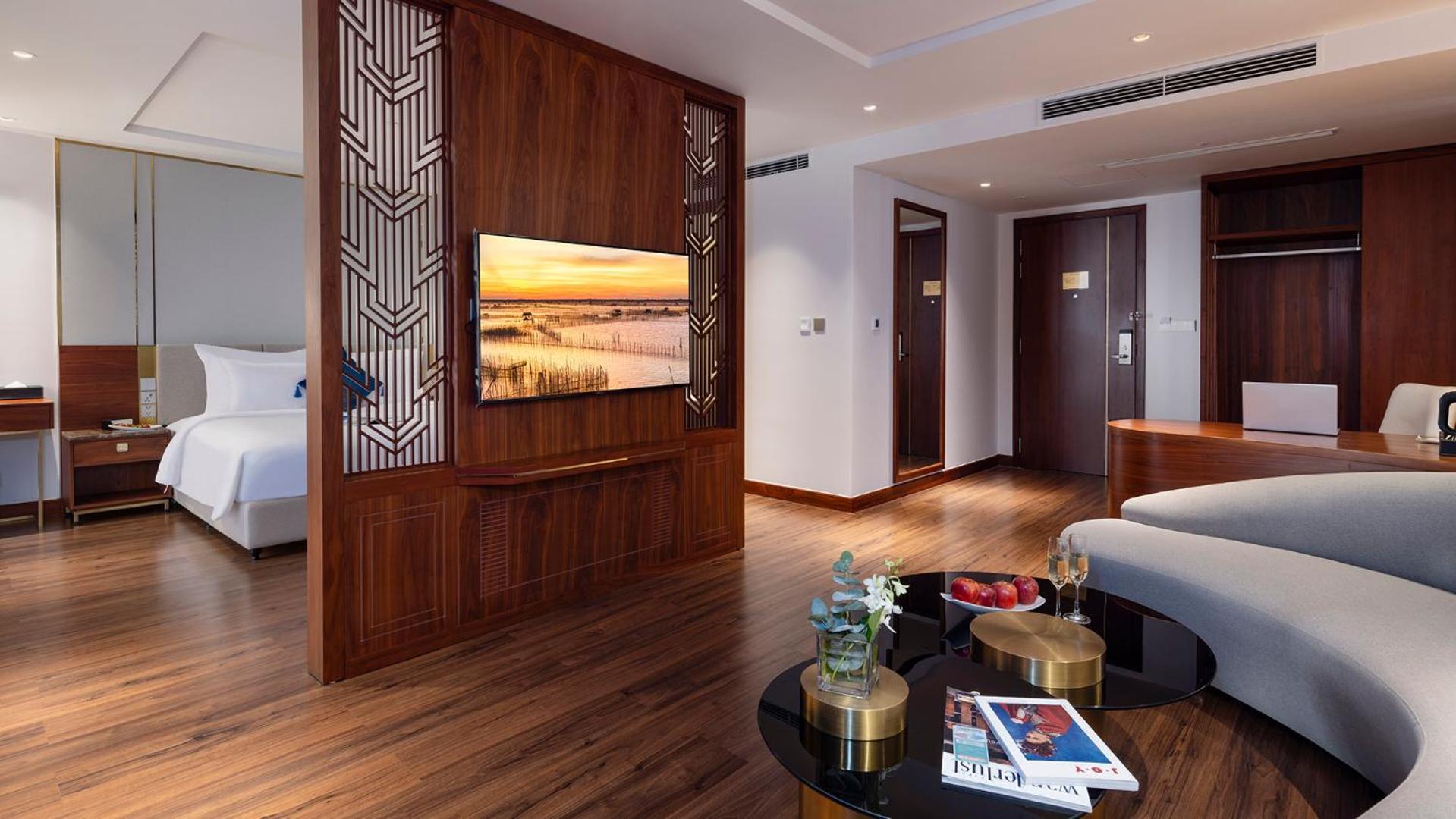 Executive Suite - Photo 7