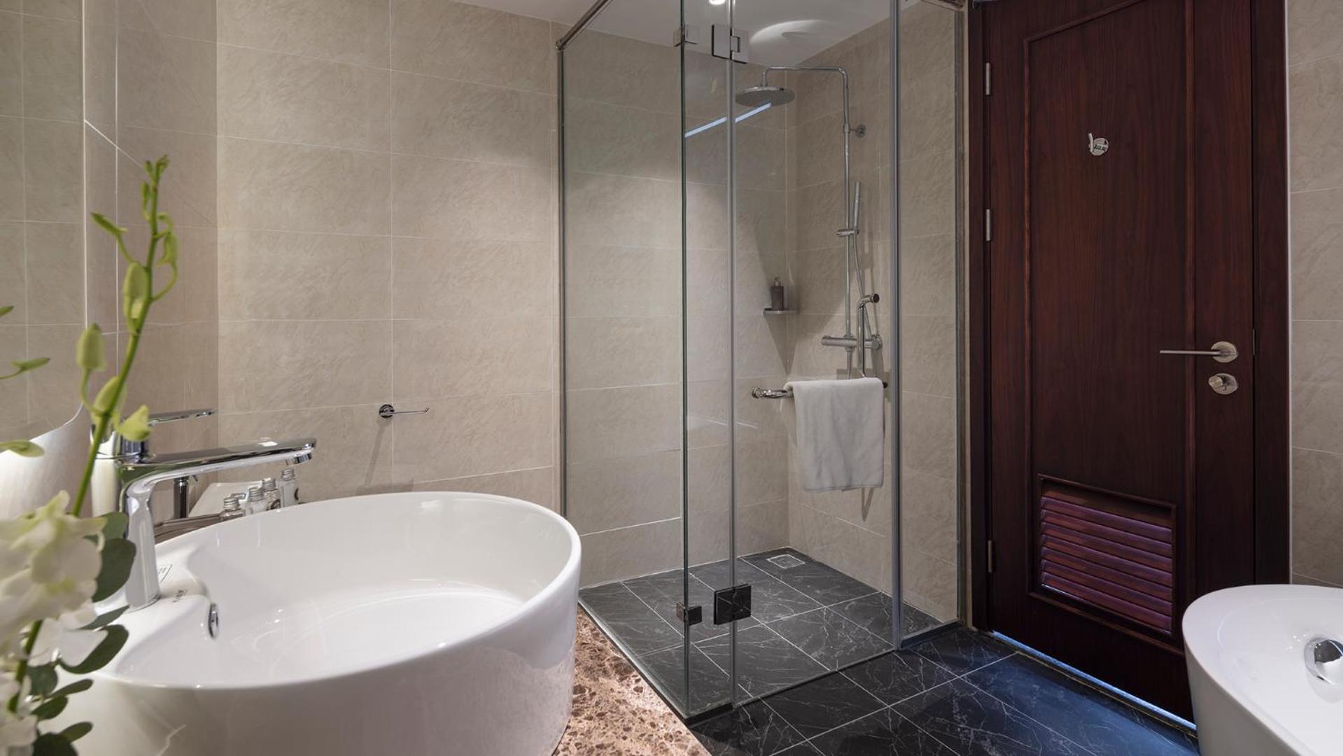 Executive Suite - Photo 8