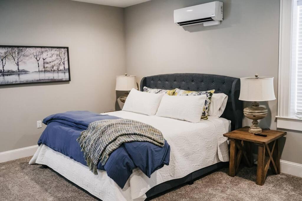 Five-Bedroom House photo 1