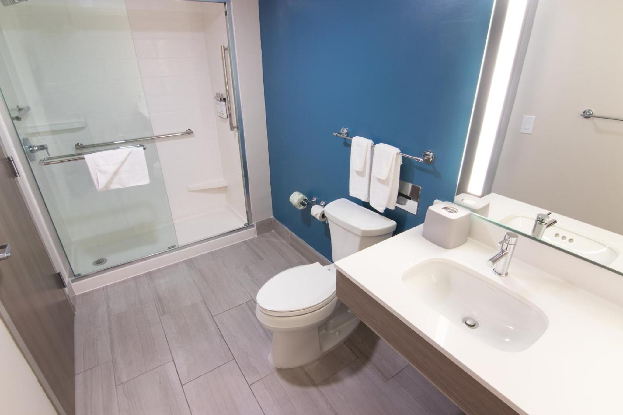 One-Bedroom Suite - Photo 2