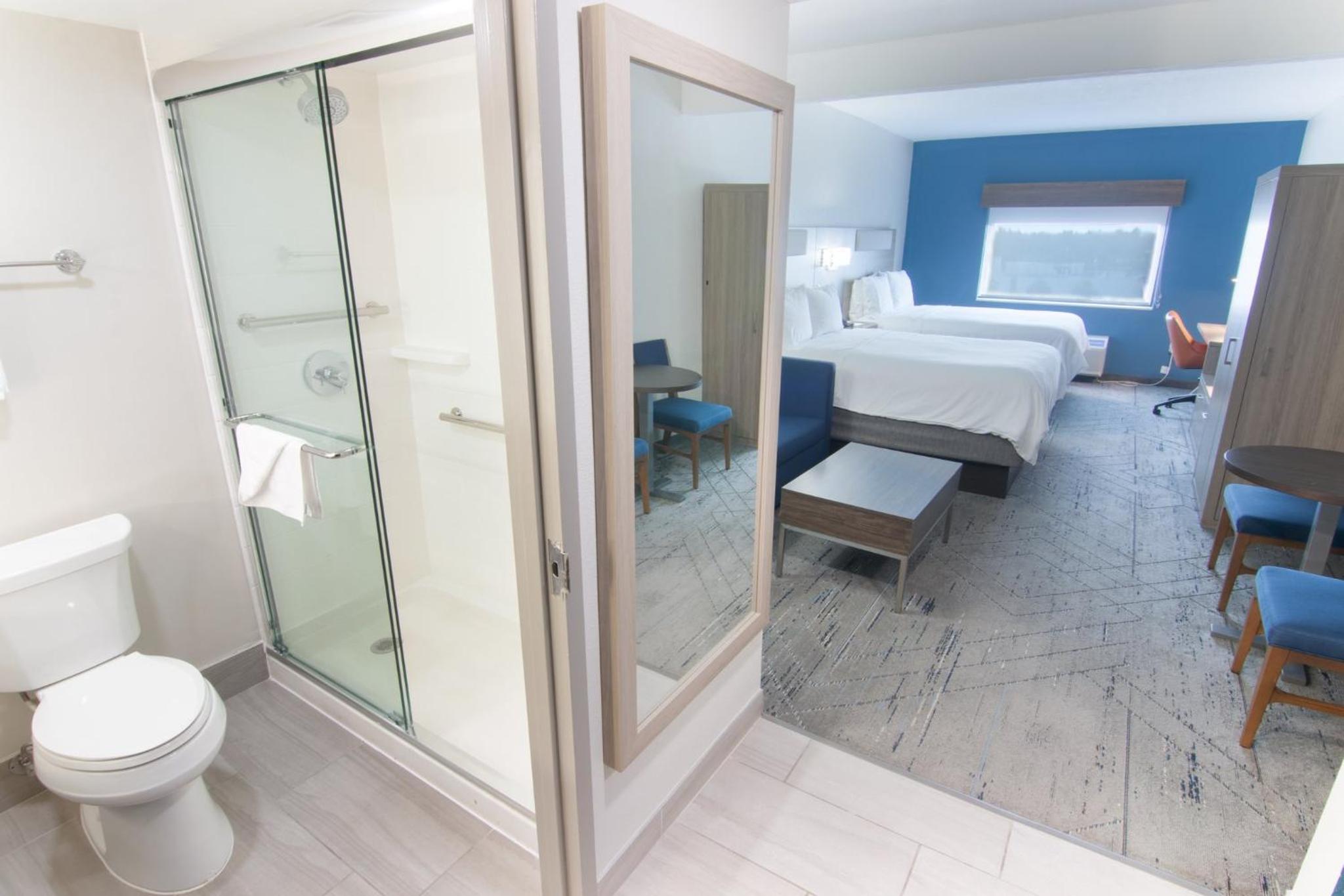 Queen Suite with Two Queen Beds - Photo 1