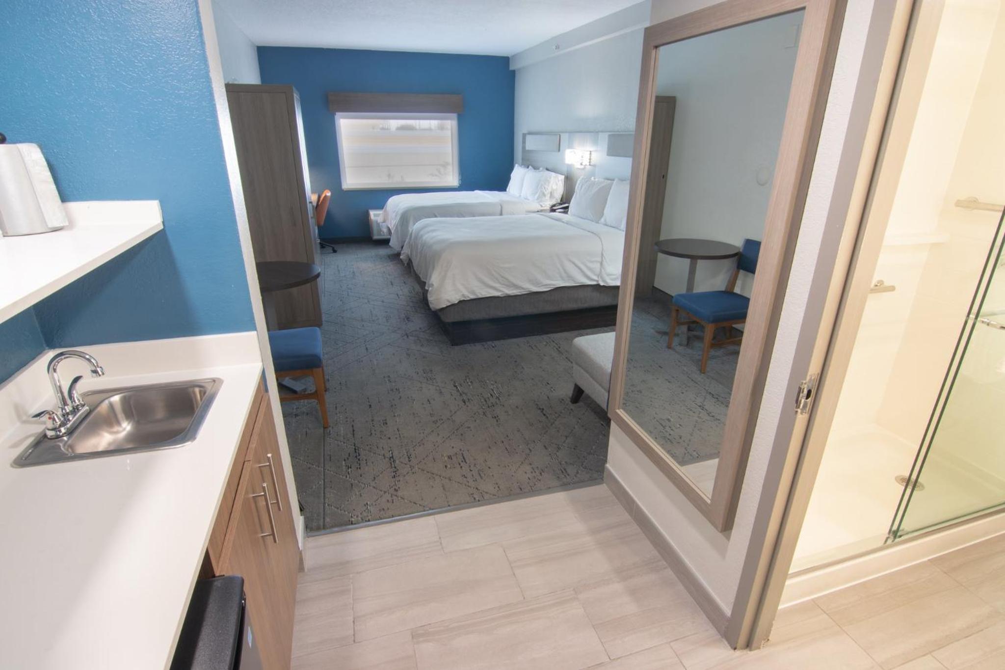 Standard Room with Two Queen Beds - Photo 2