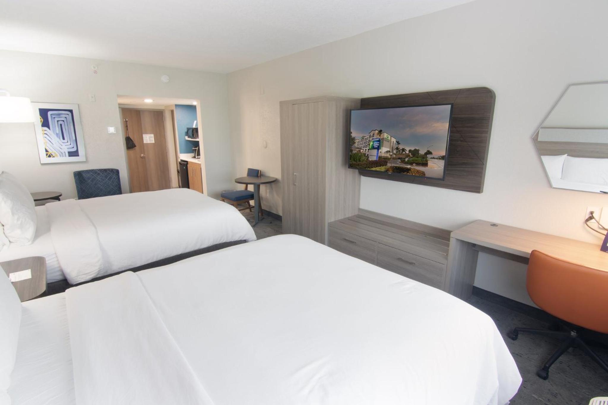 Standard Room with Two Queen Beds - Photo 3