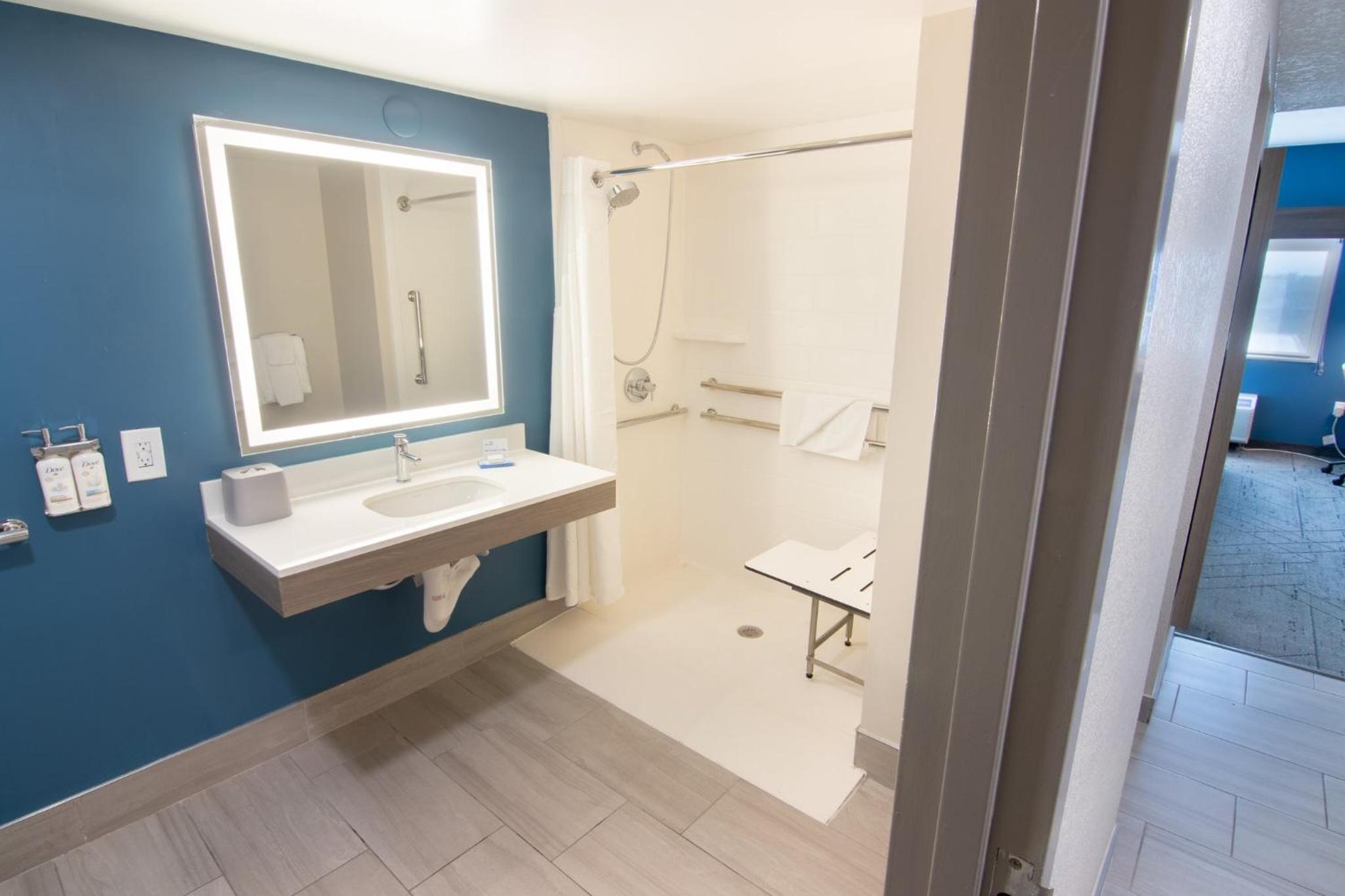 Standard King Room with Mobility Accessible Roll-In Shower - Photo 3