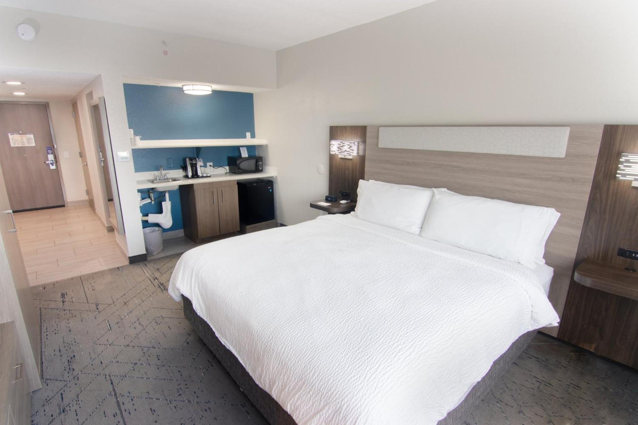 Standard King Room with Mobility Accessible Roll-In Shower - Photo 1