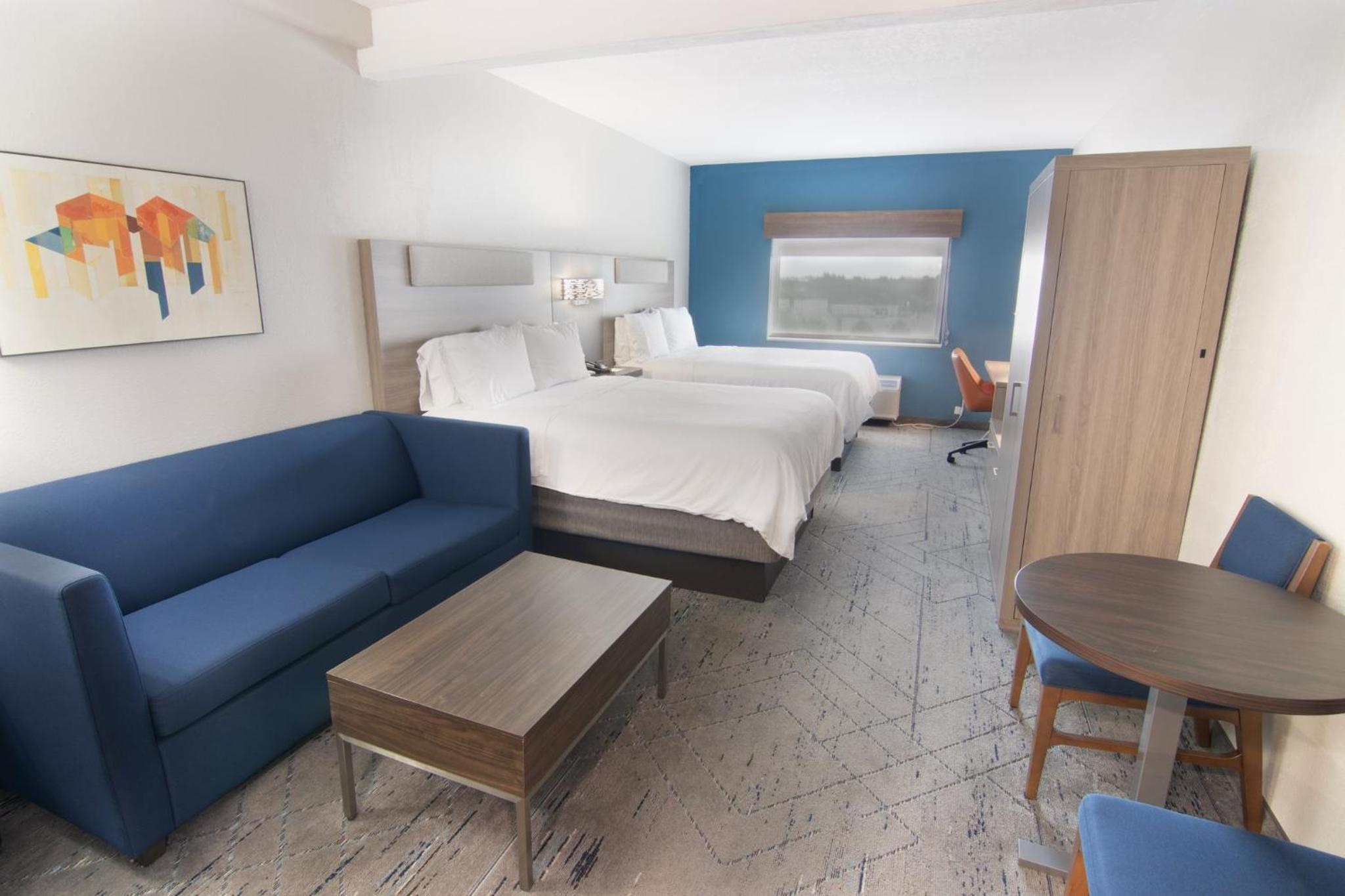 Queen Suite with Two Queen Beds - Photo 3