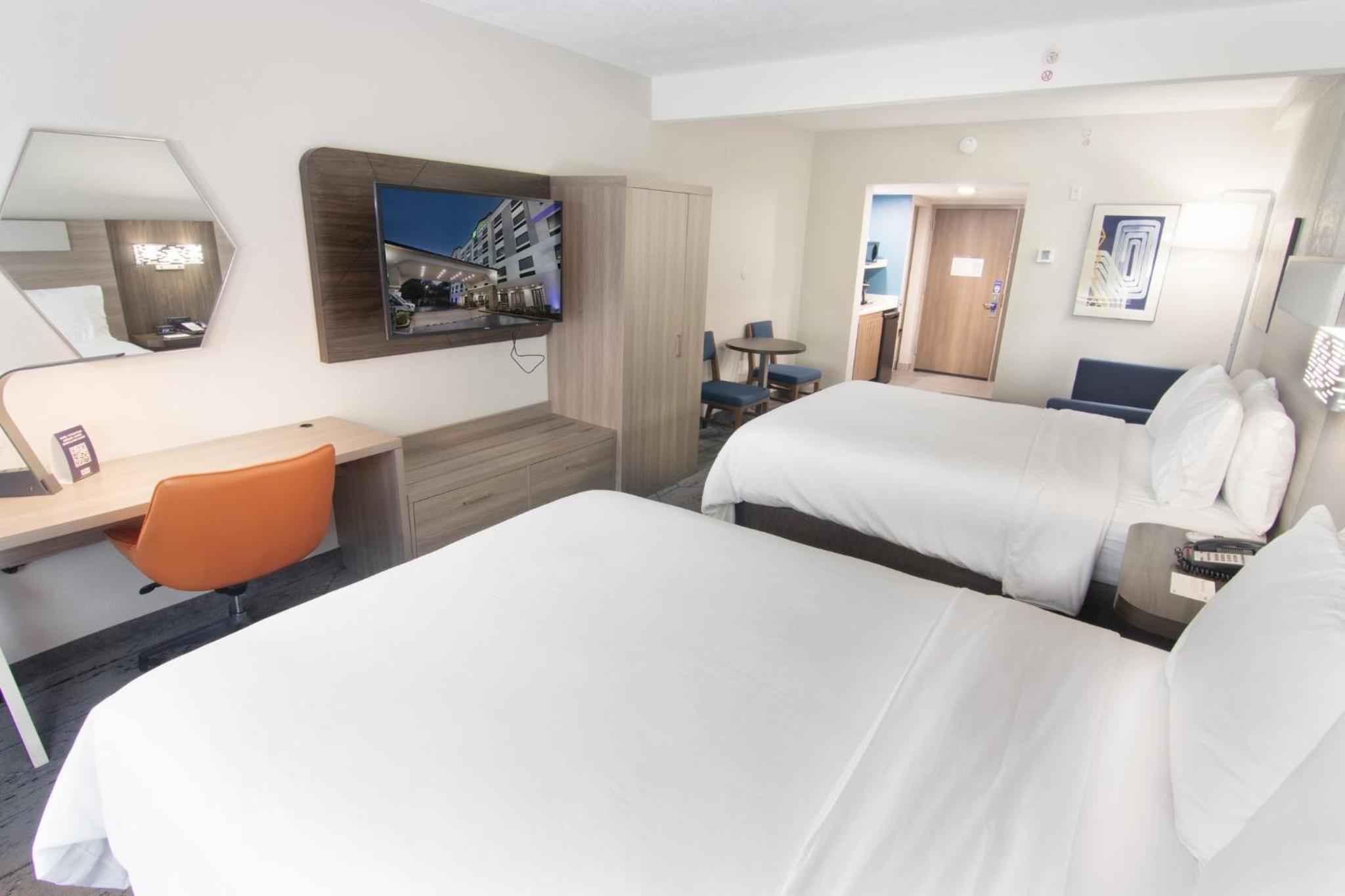Queen Suite with Two Queen Beds - Photo 4