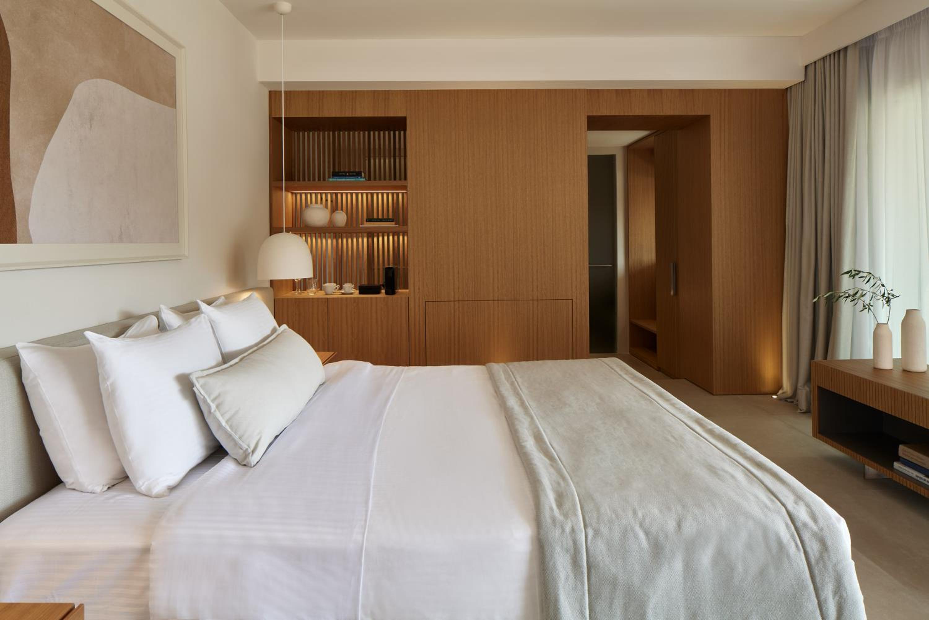 Wow Suite with Outdoor Jacuzzi - Photo 8