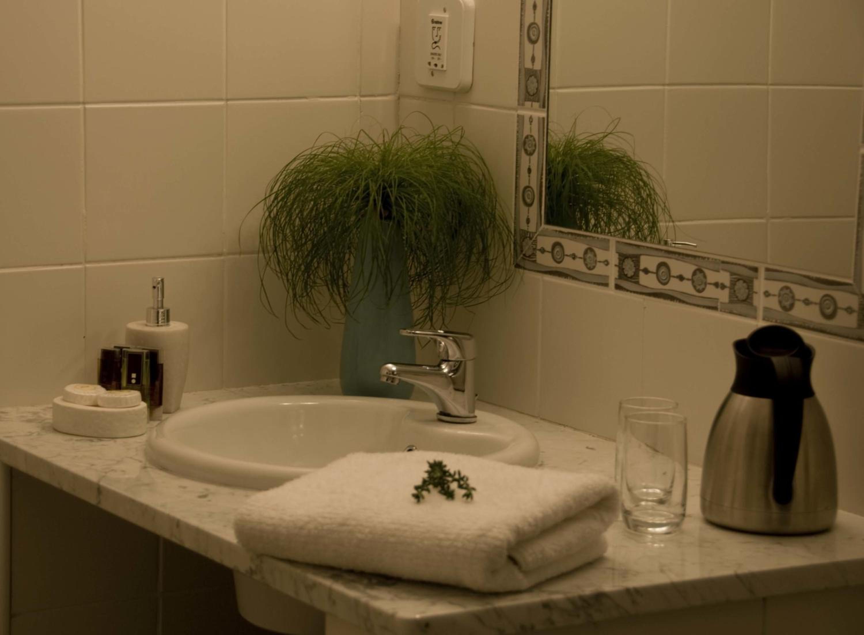 Deluxe Double or Twin Room - Photo 7