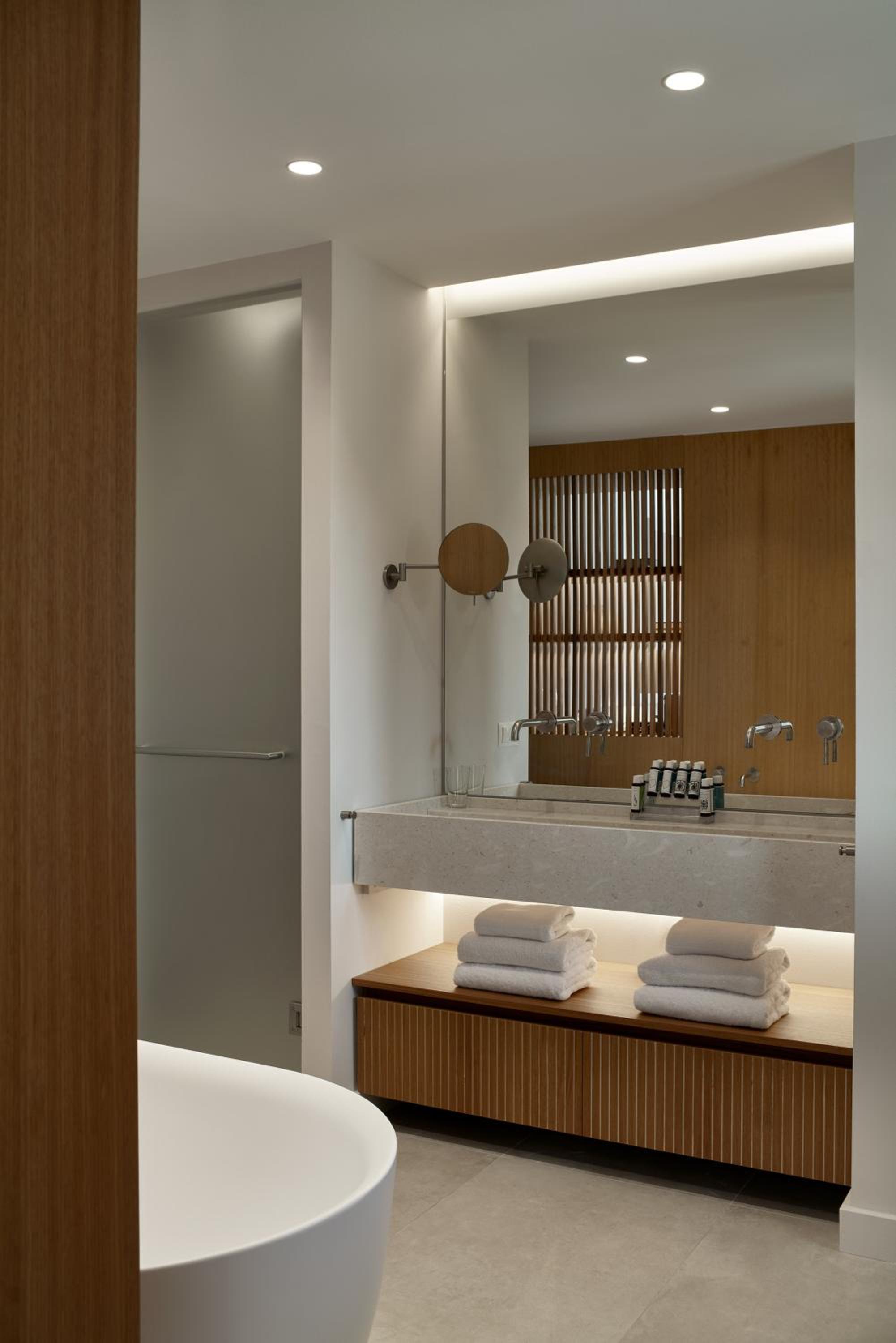 Wow Suite with Outdoor Jacuzzi - Photo 2