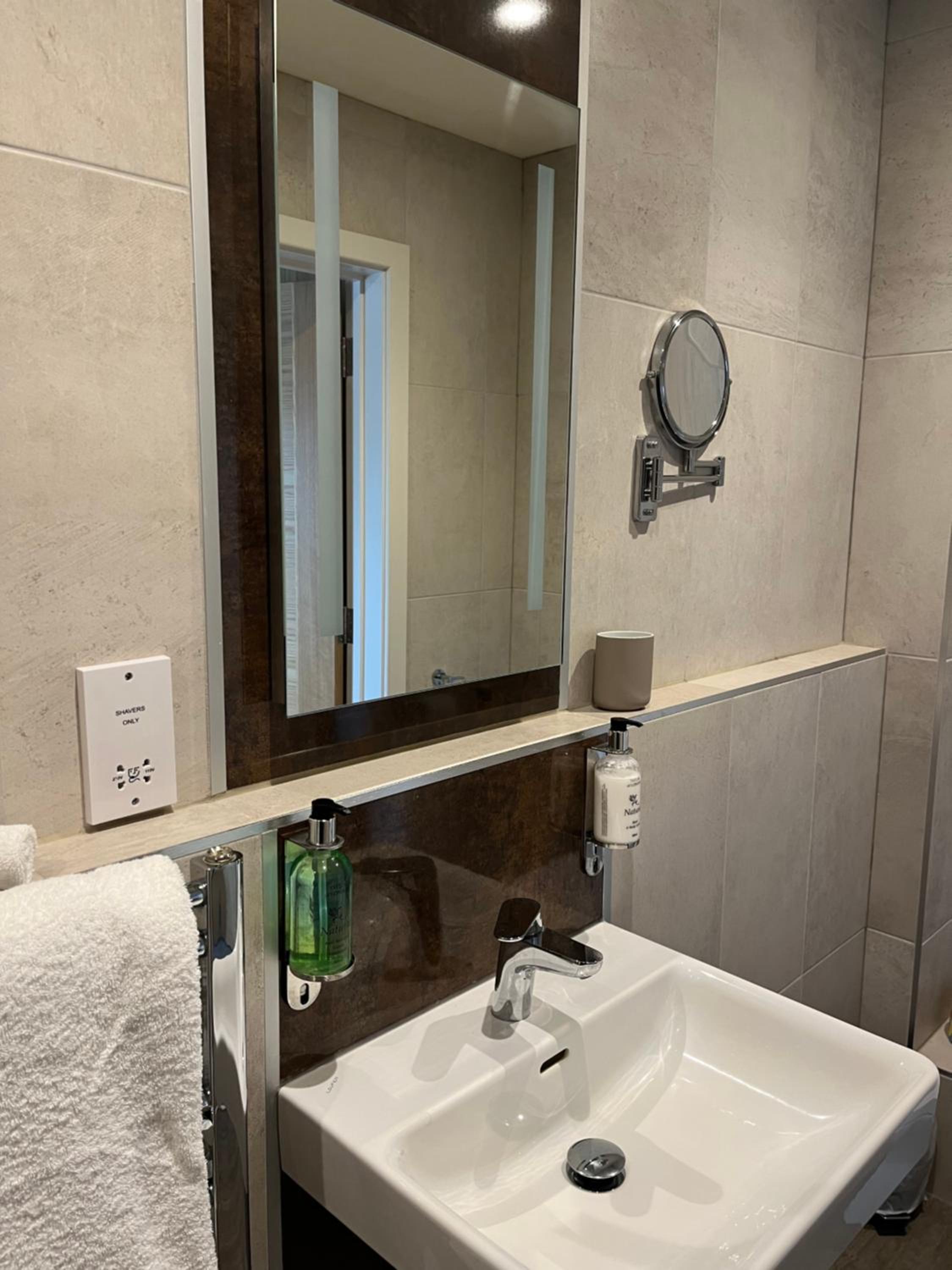 Superior King Room - Photo 19