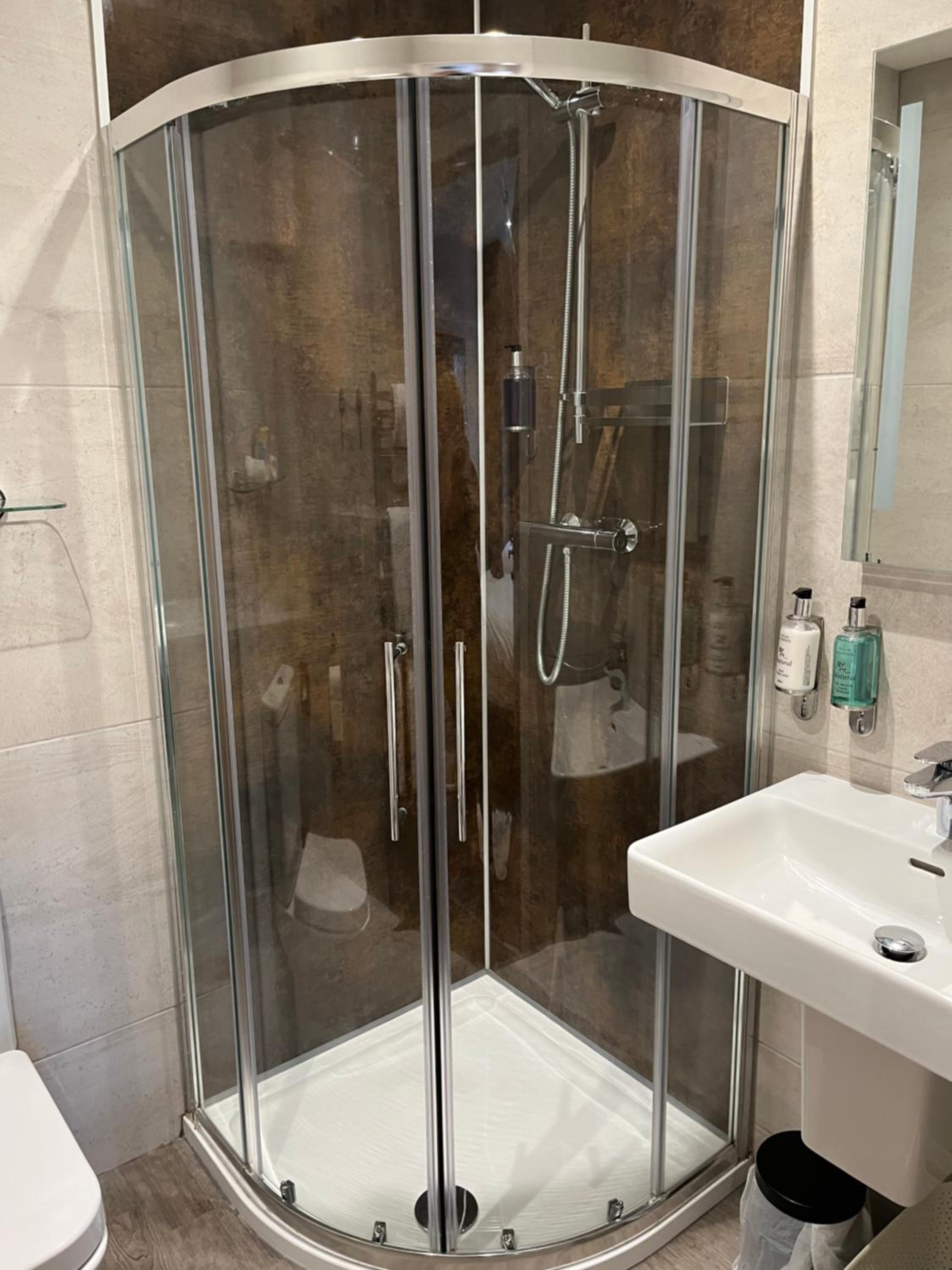 Double or Twin Room with Shower - Photo 8