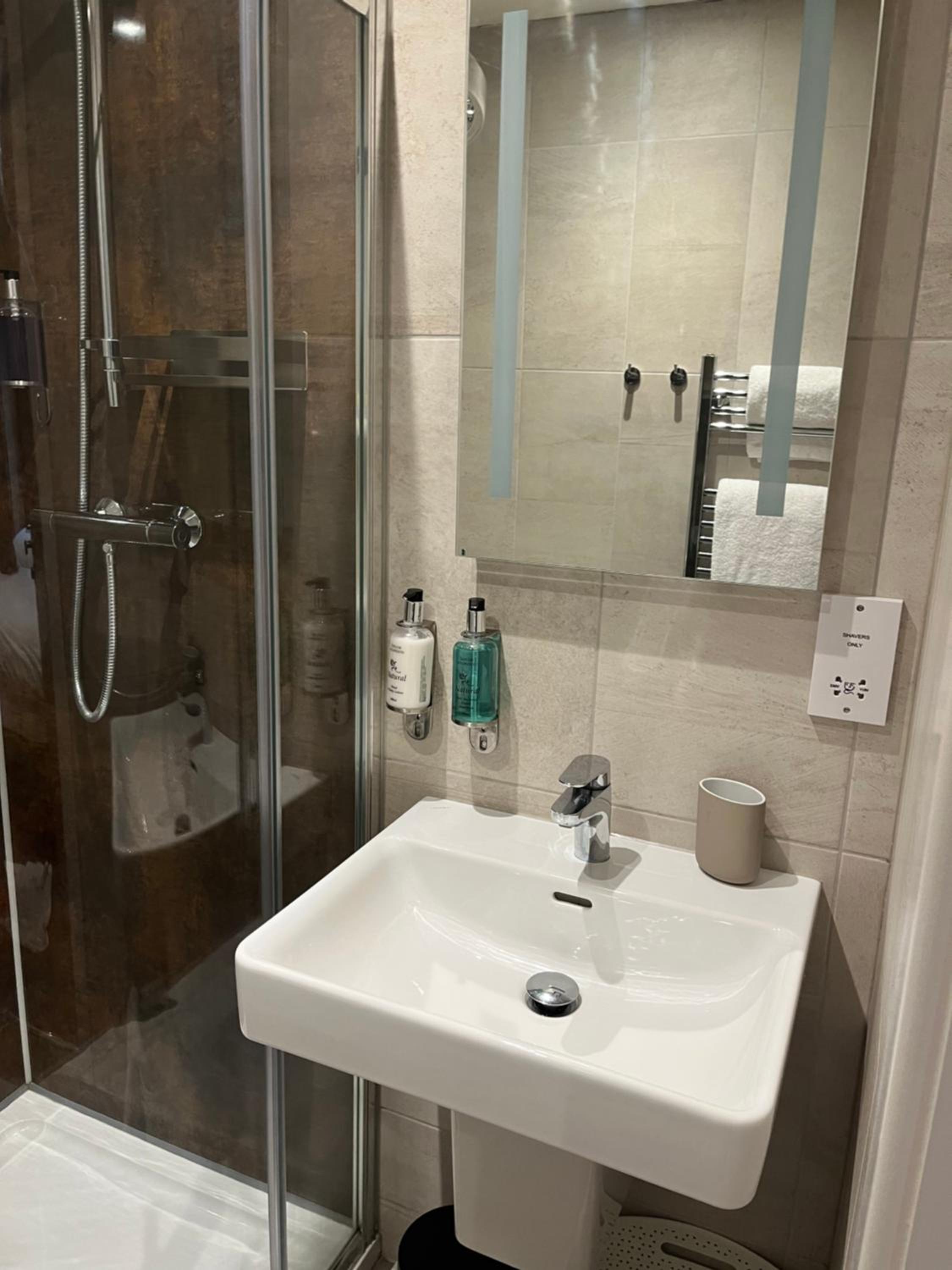 Double or Twin Room with Shower - Photo 9