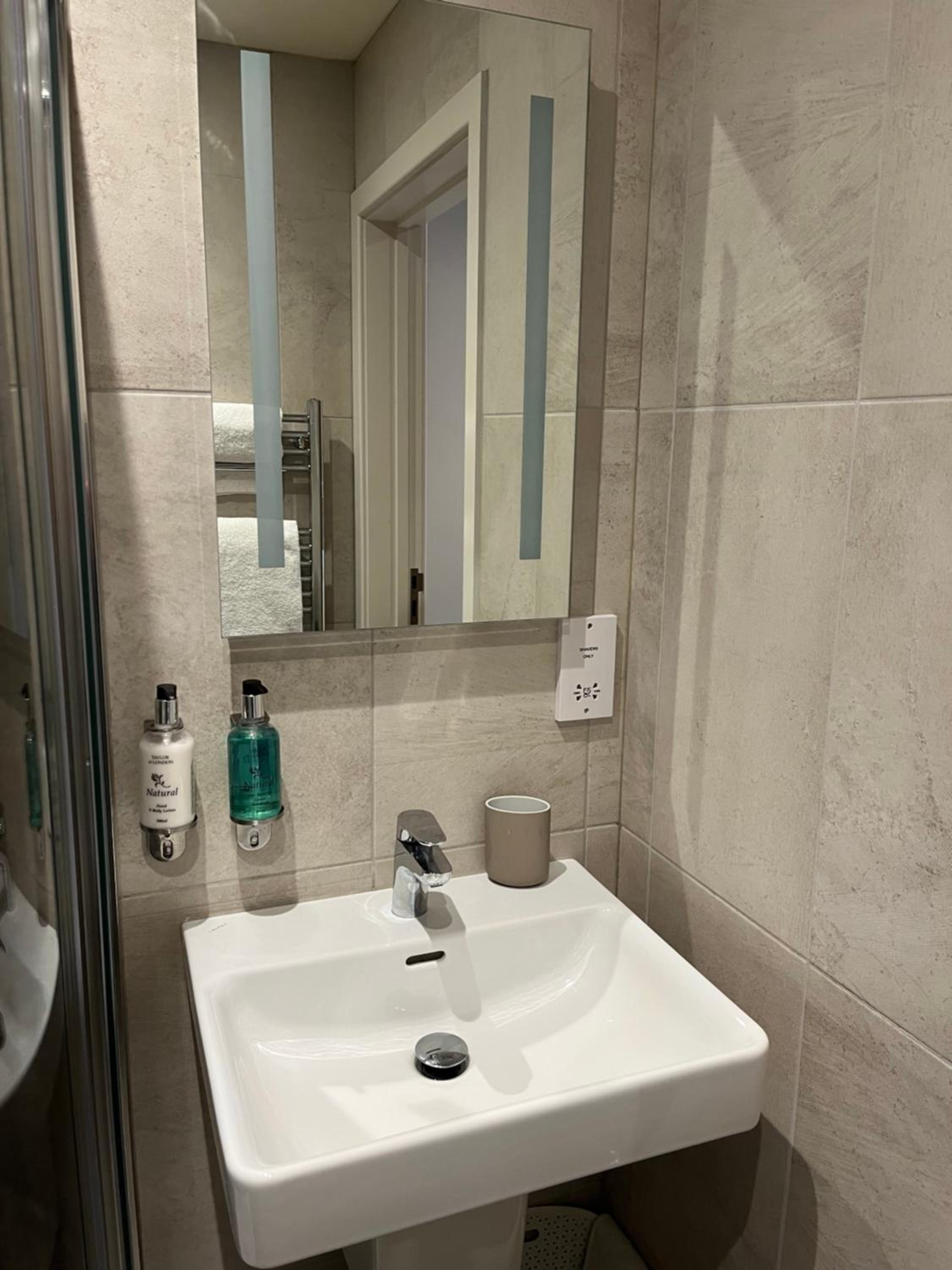Double or Twin Room with Shower - Photo 10