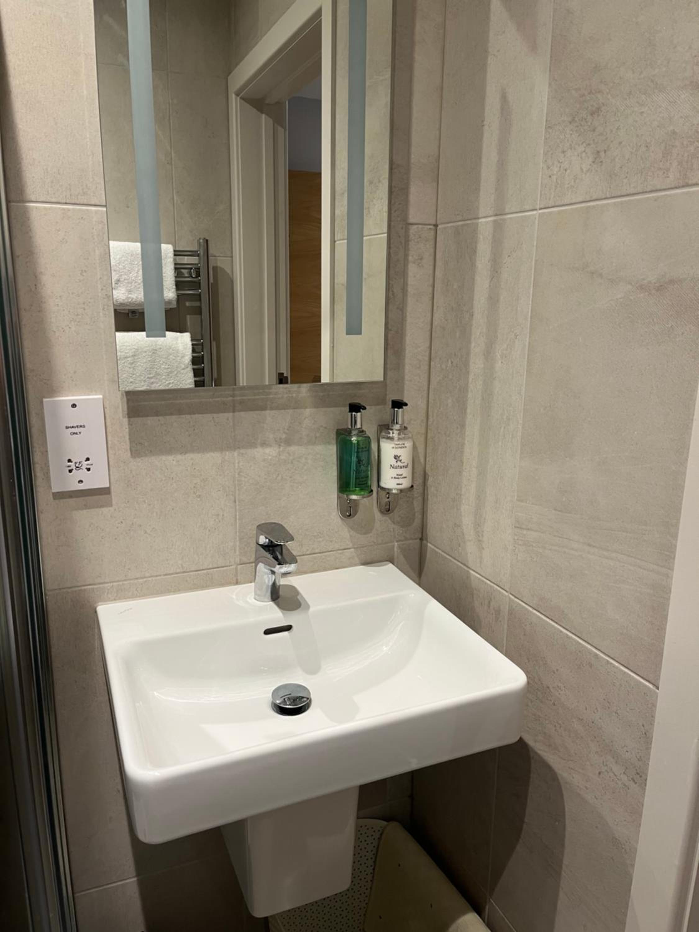 Double Room with Private Bathroom - Photo 11