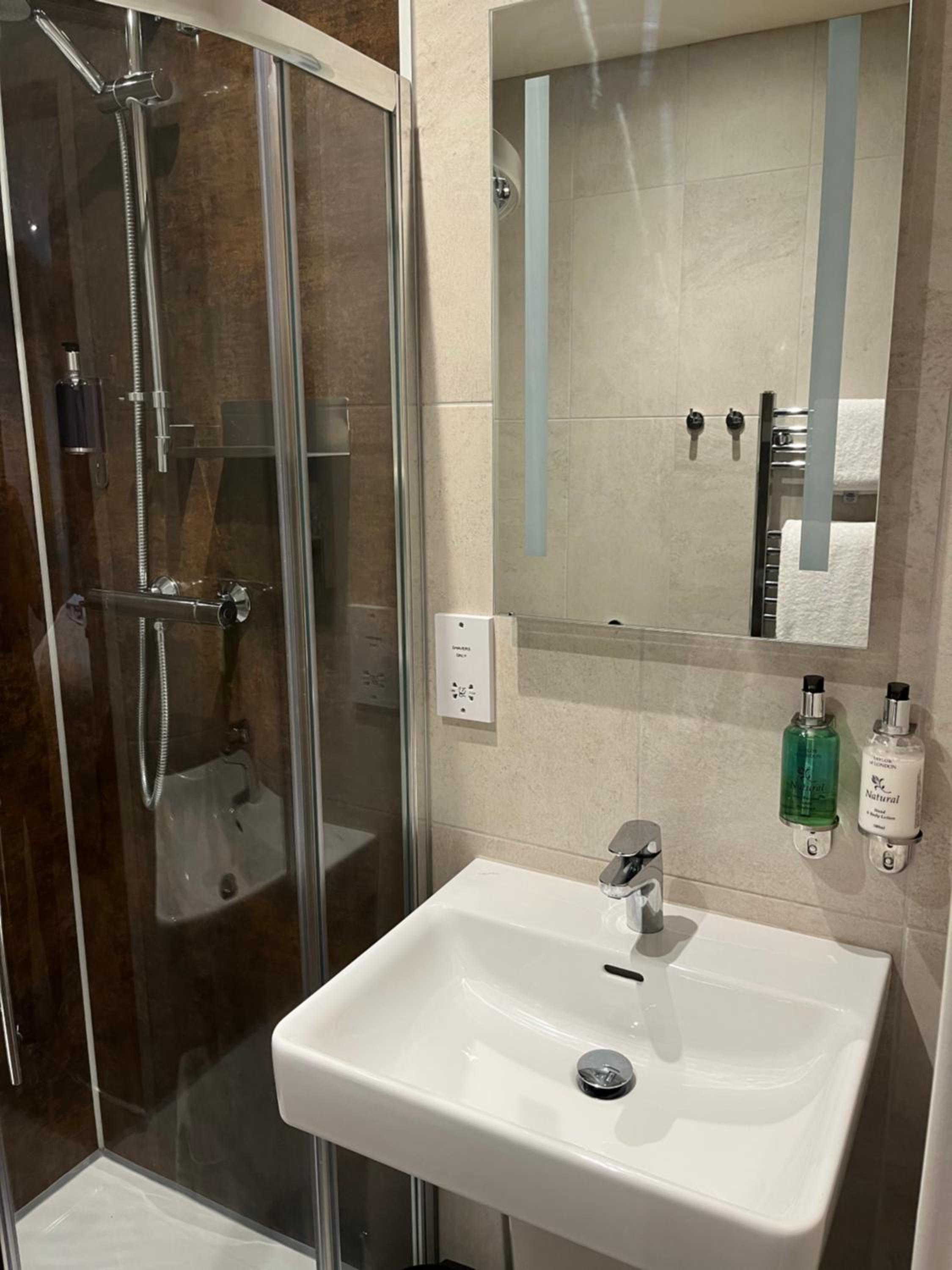 Double Room with Private Bathroom - Photo 12