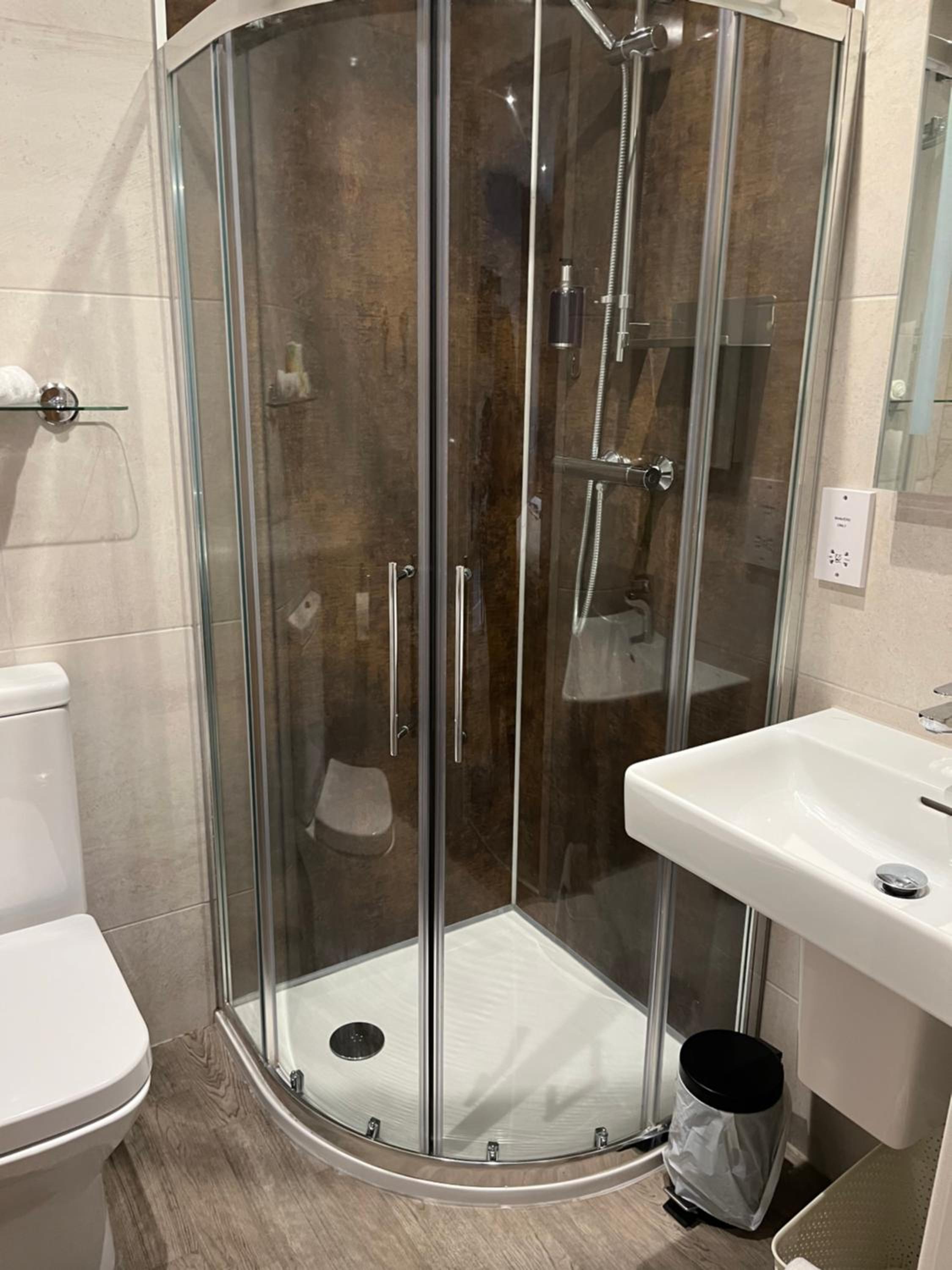 Double Room with Private Bathroom - Photo 13