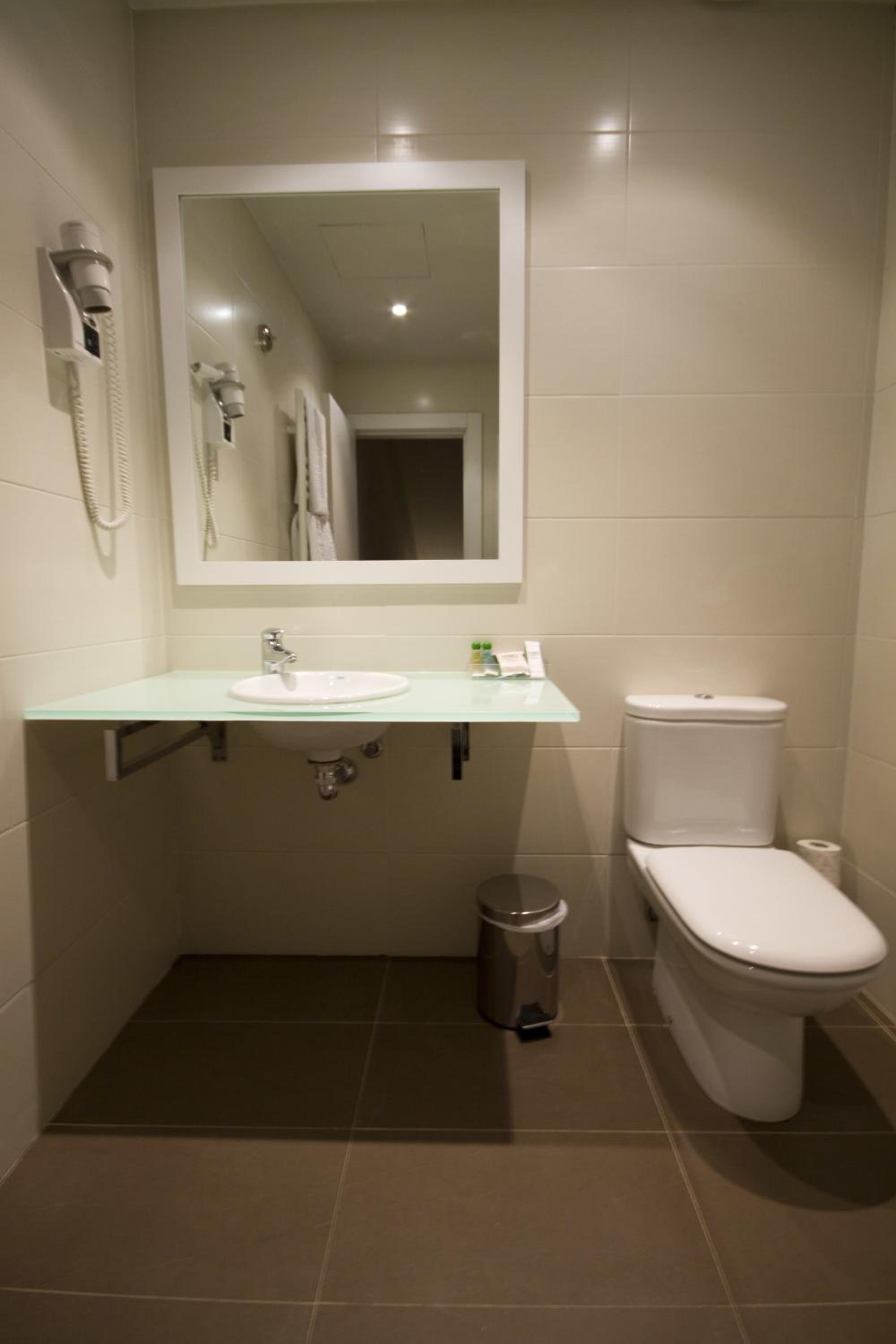 Single Room with Bathroom photo 3