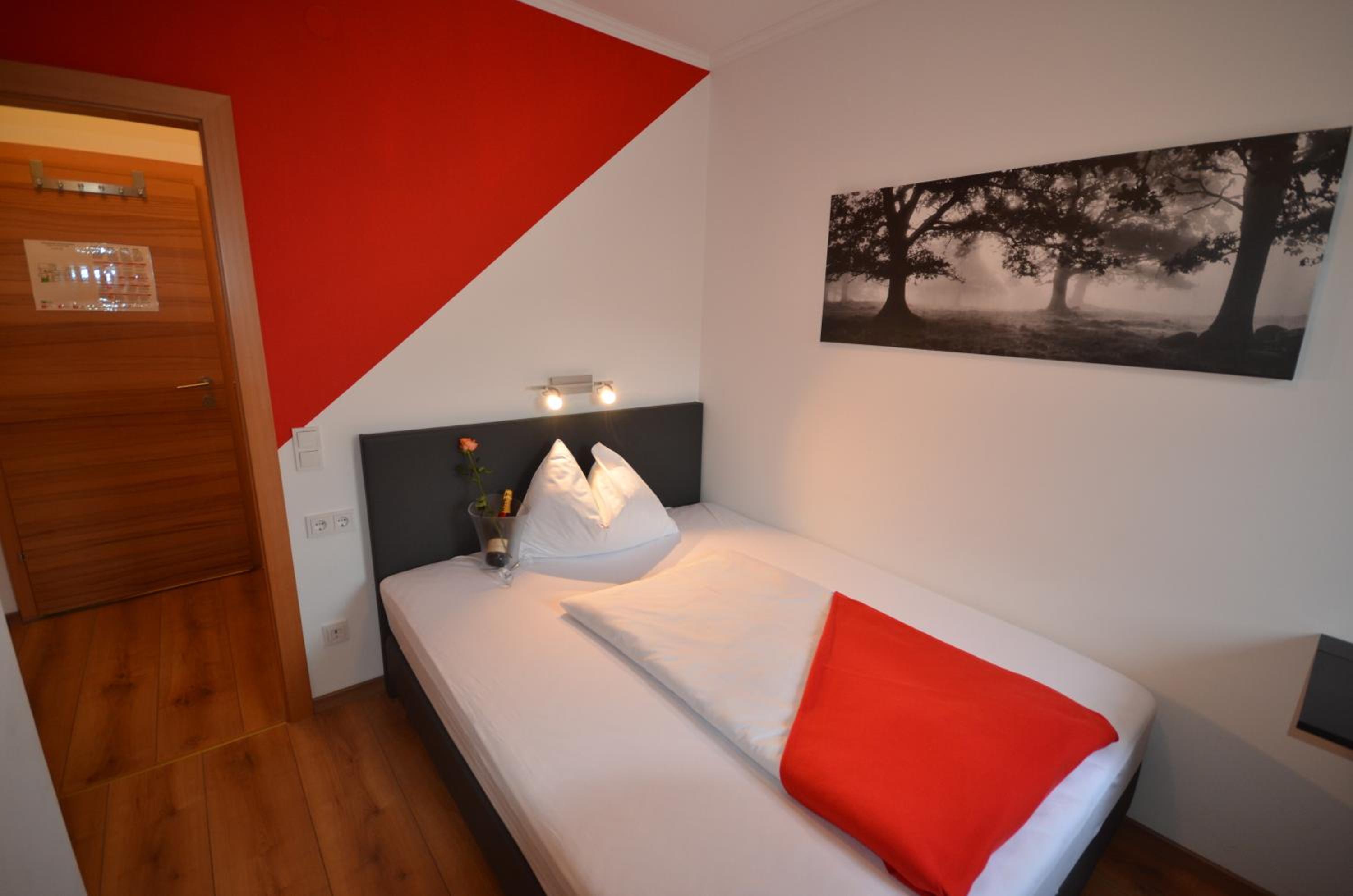 Budget Double Room - Photo 1
