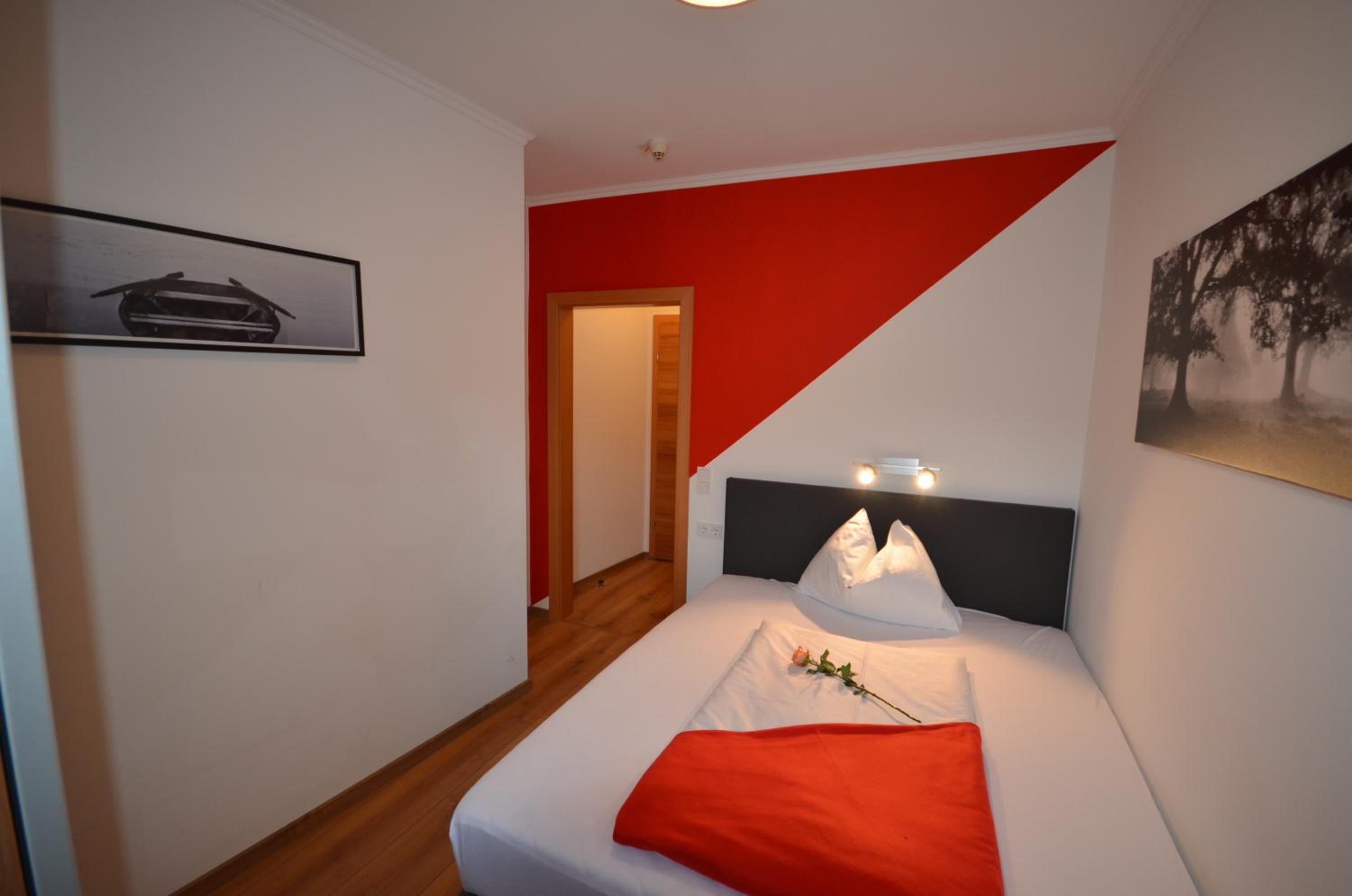 Budget Double Room - Photo 5