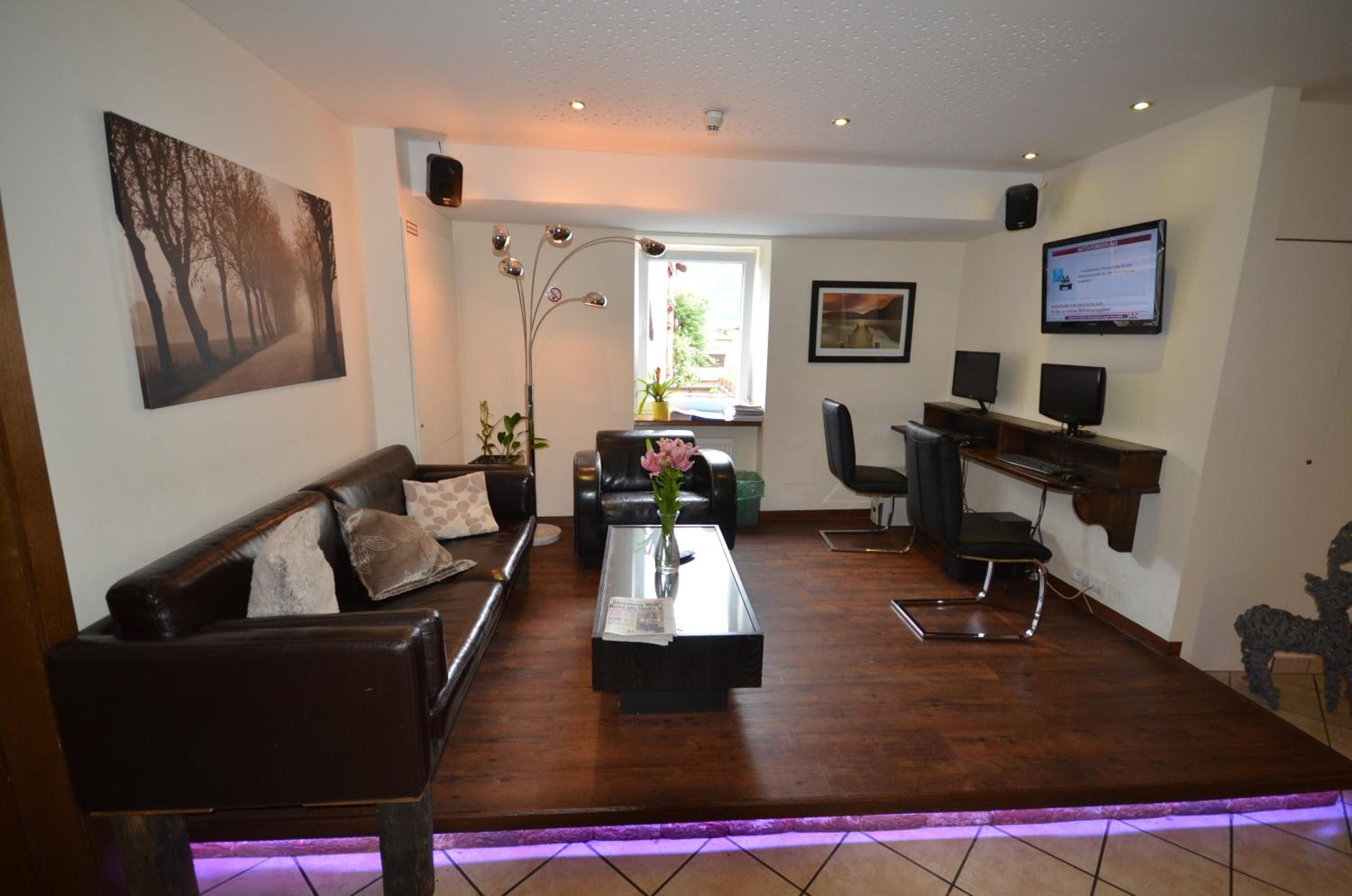 Budget Double Room - Photo 6