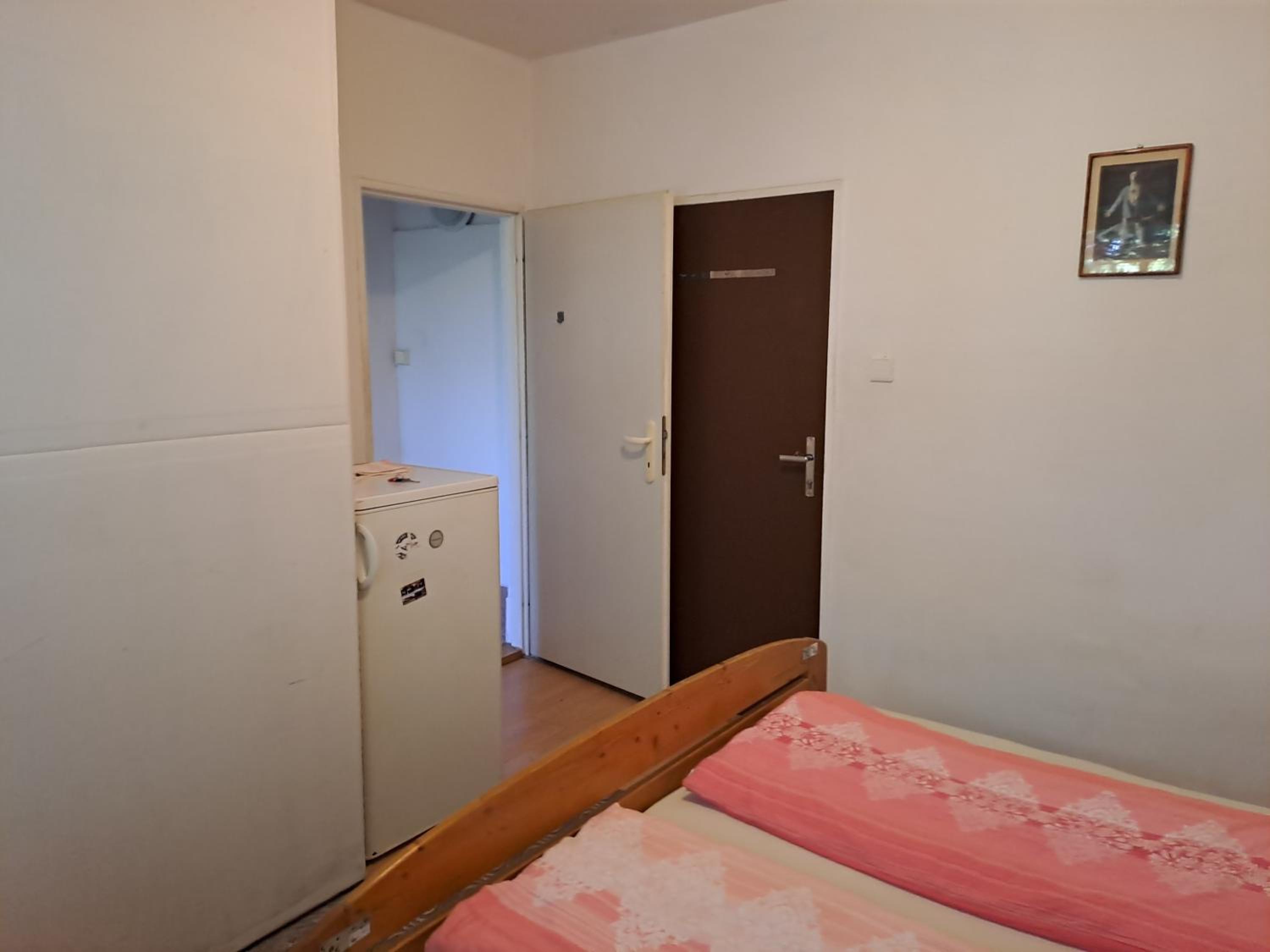 One-Bedroom Apartment - Photo 2