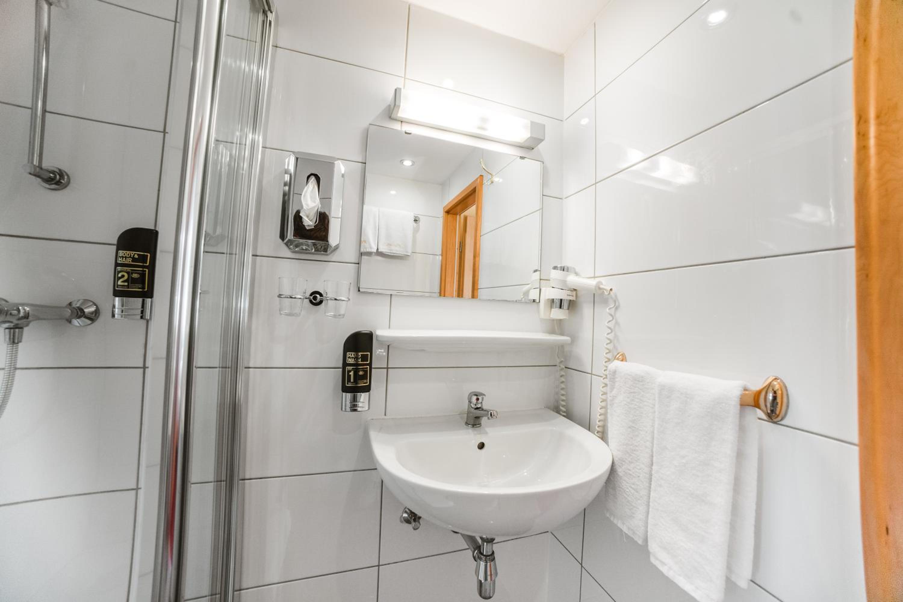 Double Room with Rhine view - Photo 13