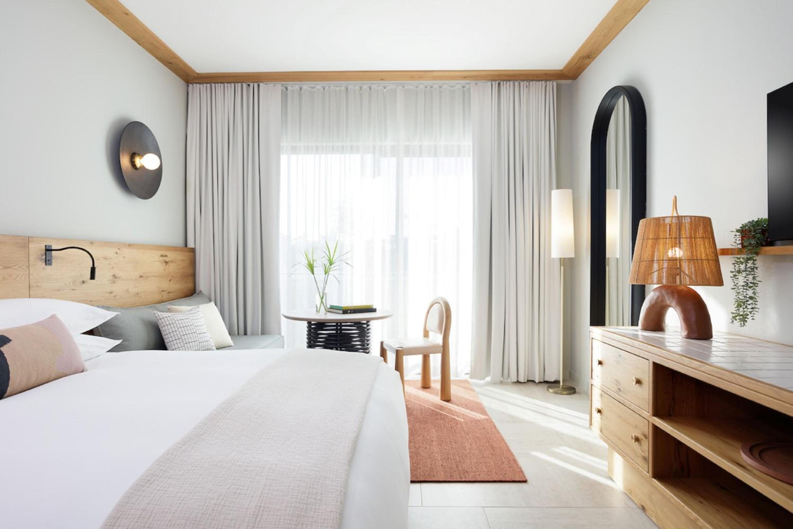 Premium King Room with Ocean View - Photo 4