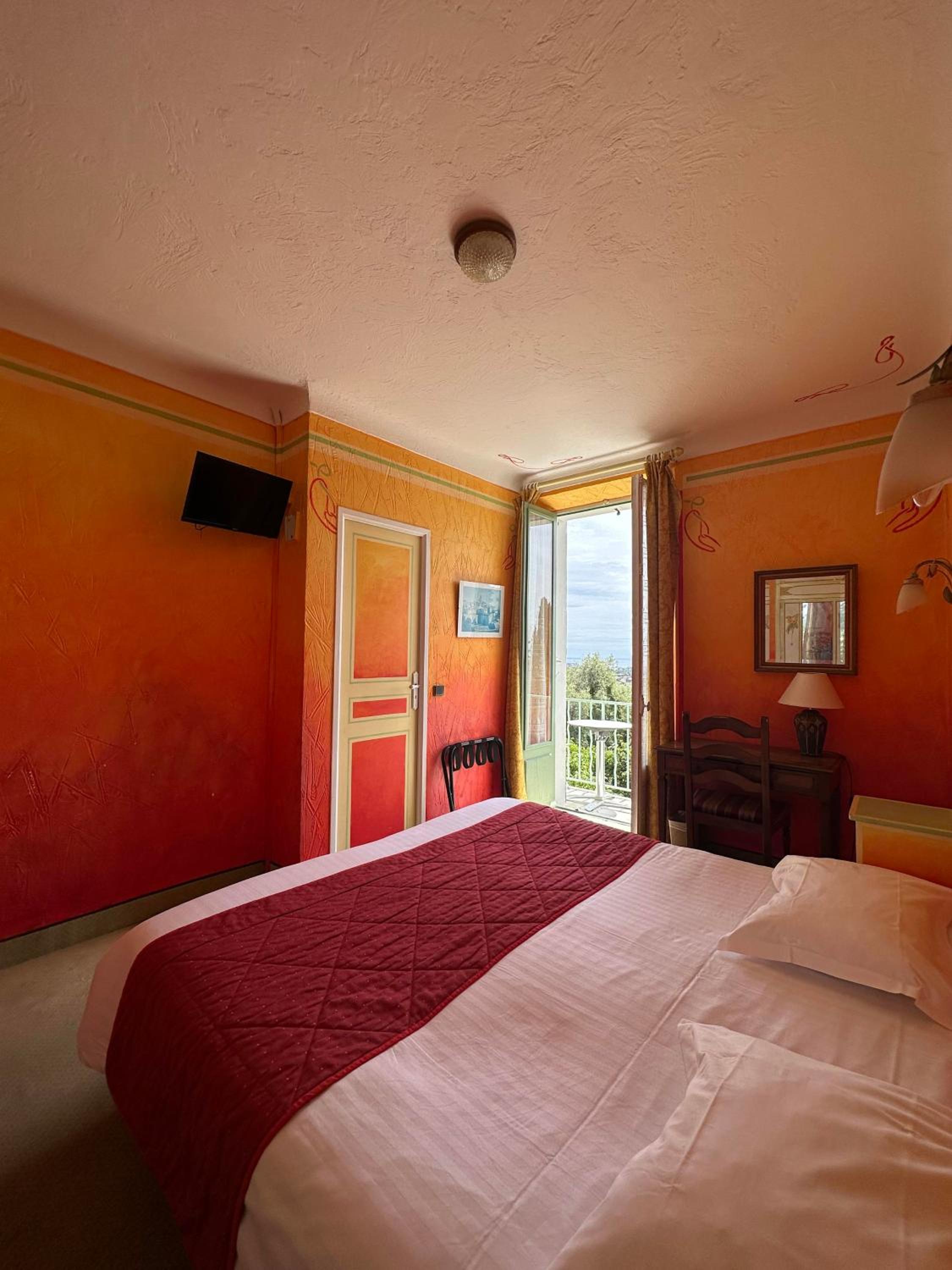 Double Room with Balcony - Photo 5